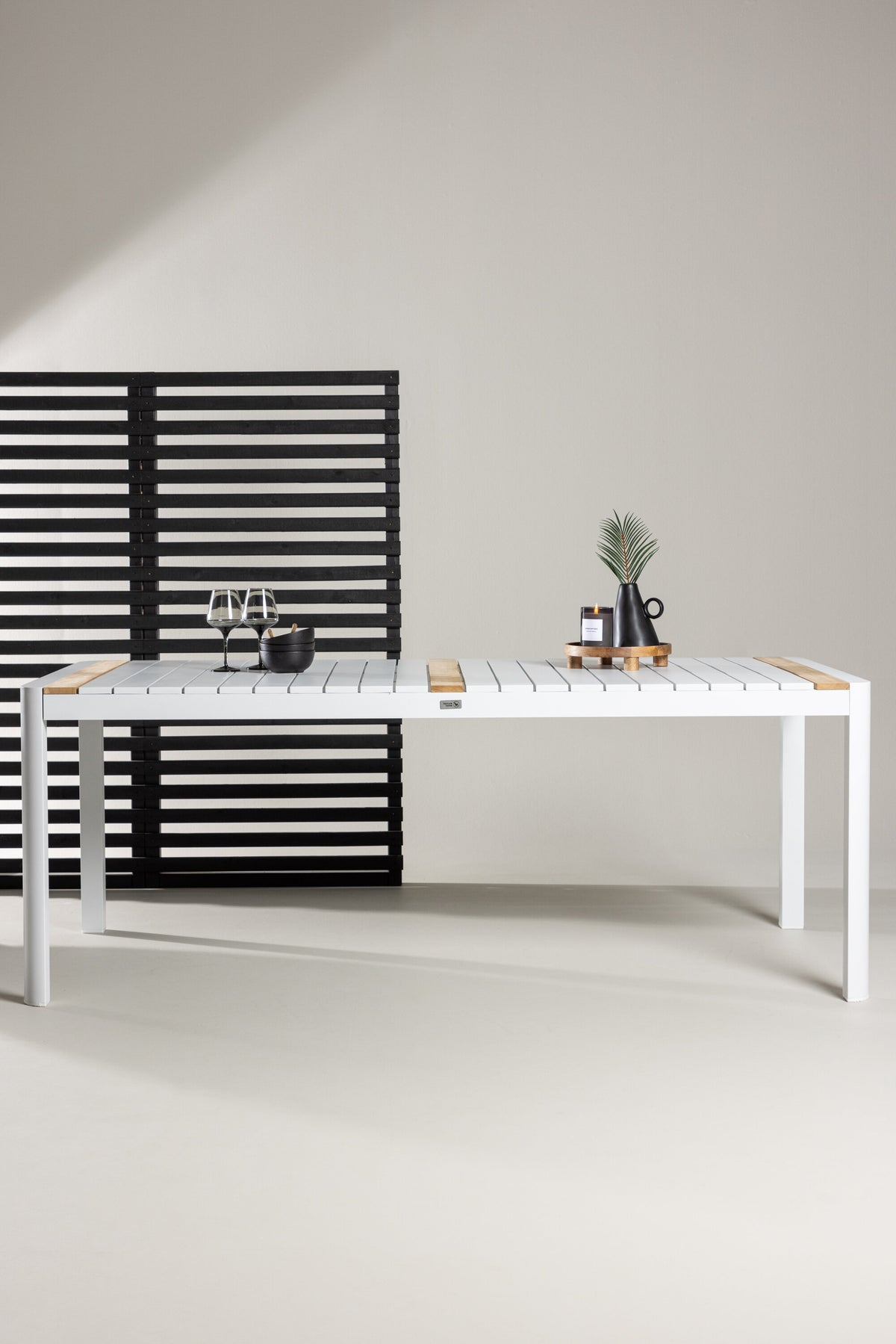 Togo Gartentisch in Weiss präsentiert im Onlineshop von KAQTU Design AG. Gartentisch ist von Venture Home