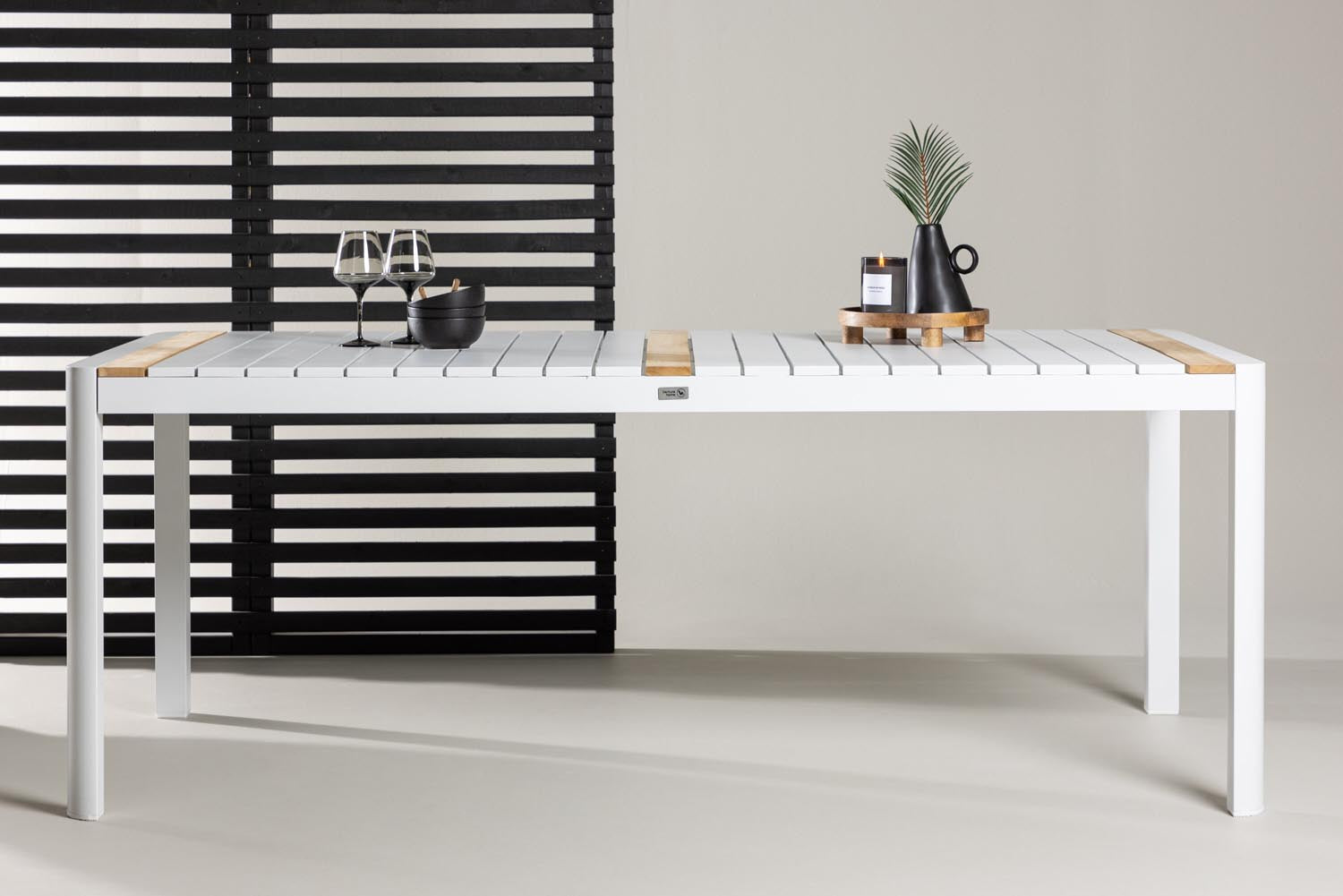 Entdecken Sie den Togo Gartentisch von Venture Home – ideal für gesellige Stunden im Freien mit elegantem Teakholz und robustem Aluminium.