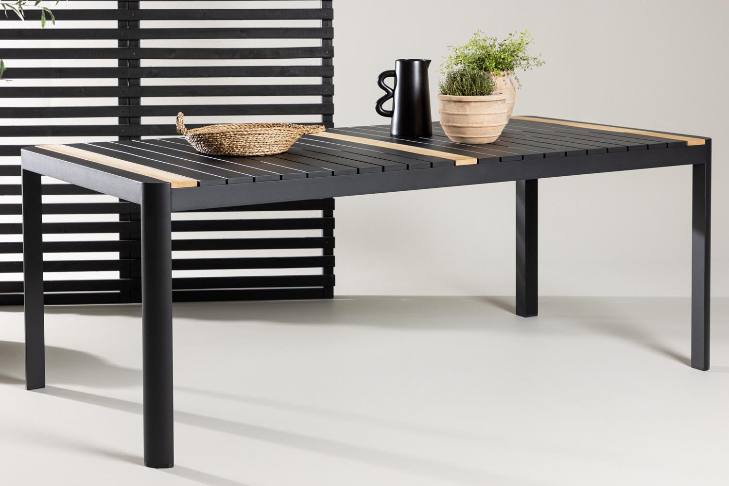 Entdecken Sie den Togo Gartentisch von Venture Home – ideal für gesellige Stunden im Freien. Robustes Teakholz und modernes Aluminium vereinen Funktionalität und Eleganz.