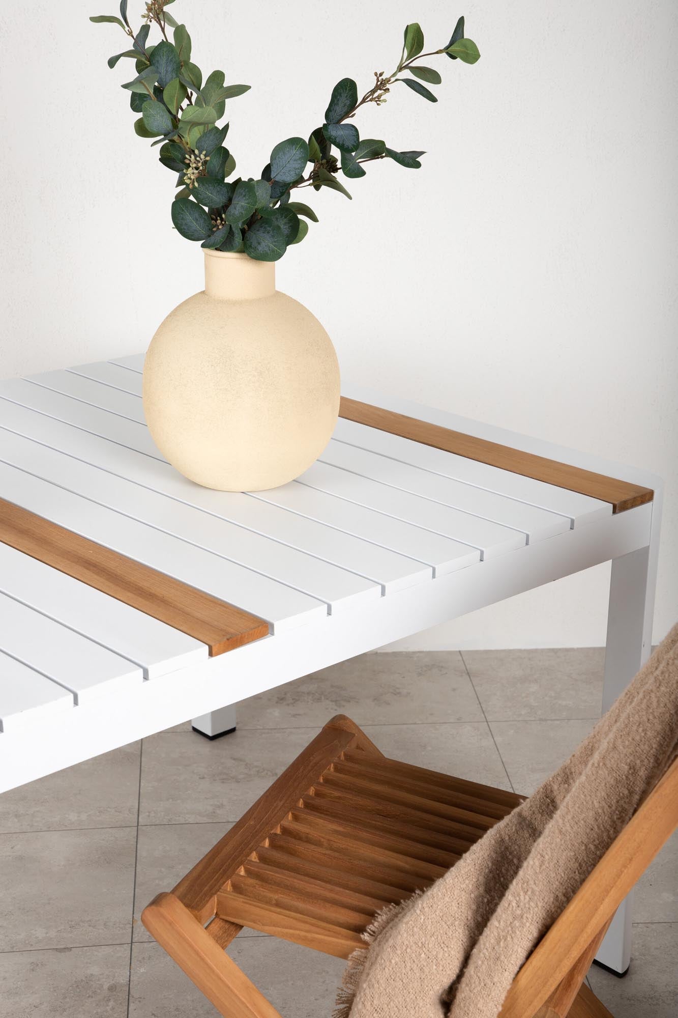 Eleganter Togo Gartentisch von Venture Home: Perfekt für jeden Anlass, aus langlebigem Teakholz und robustem Aluminium für stilvolle Momente im Freien.