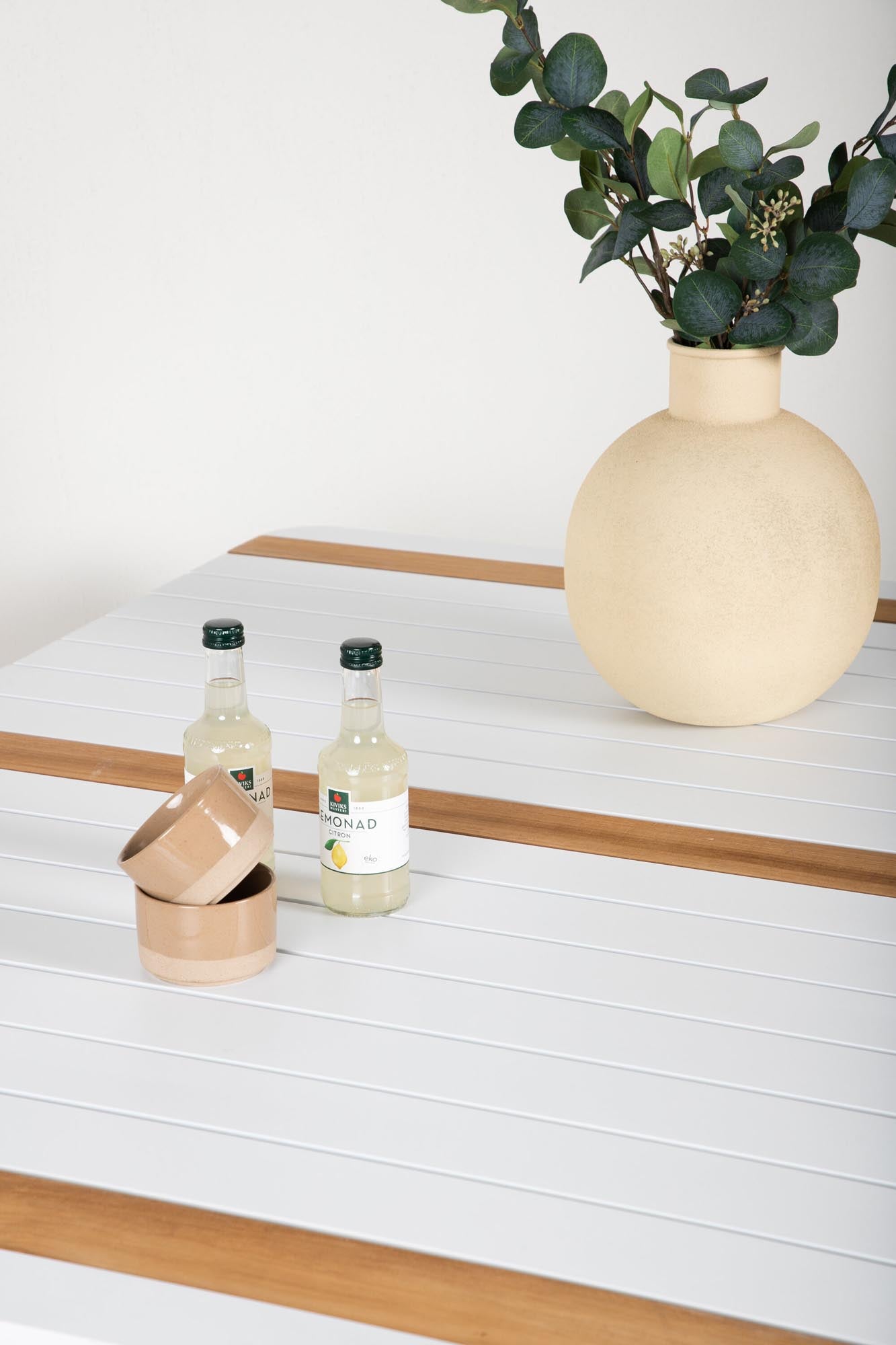 Entdecken Sie den Togo Gartentisch von Venture Home: Ein stilvoller, langlebiger Tisch aus Teakholz und Aluminium, ideal für unvergessliche Momente im Freien.