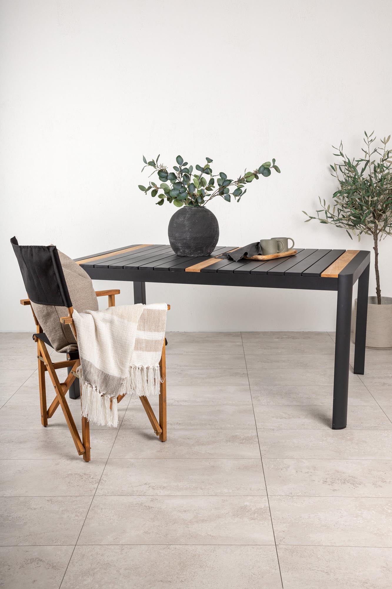 Entdecken Sie den Togo Gartentisch von Venture Home – ideal für gesellige Stunden im Freien mit elegantem Teakholz und robustem Aluminium.