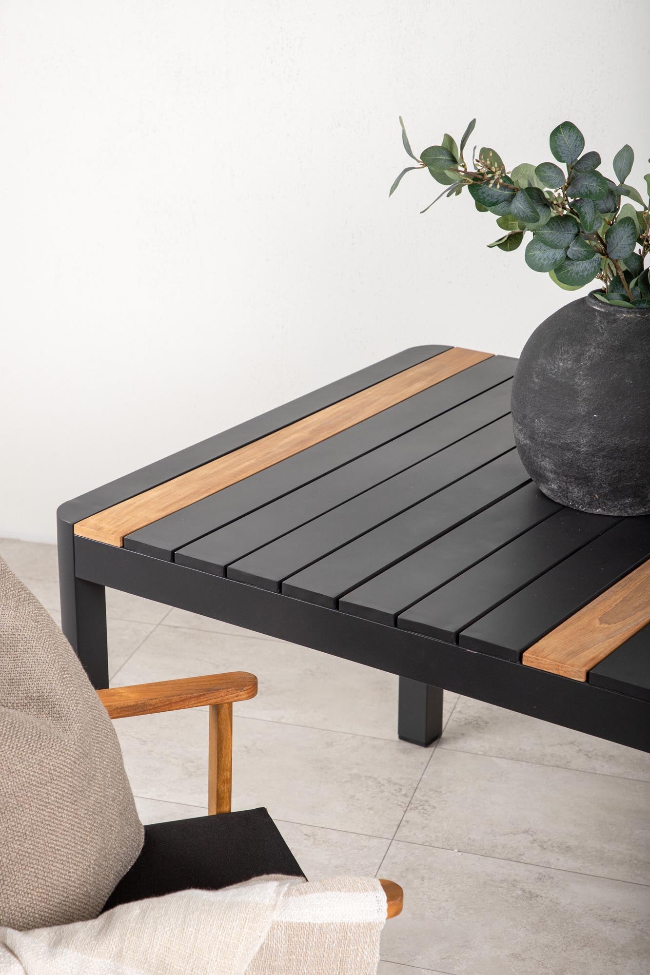 Erleben Sie den Togo Gartentisch von Venture Home – der stilvolle Mittelpunkt für Ihre Terrasse, gefertigt aus langlebigem Teakholz und stabilem Aluminium.