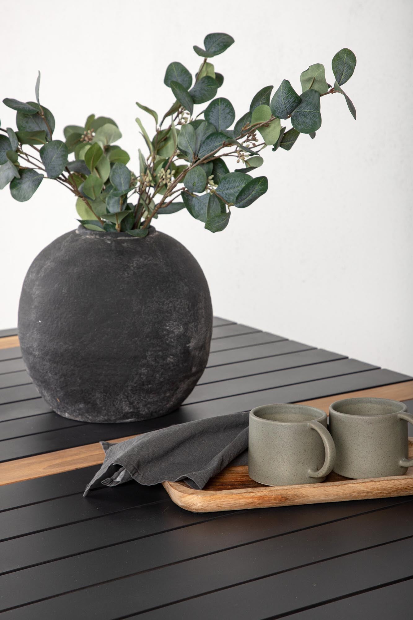 Entdecken Sie den Togo Gartentisch von Venture Home – ideal für gesellige Stunden im Freien, aus hochwertigem Teakholz und robustem Aluminium.