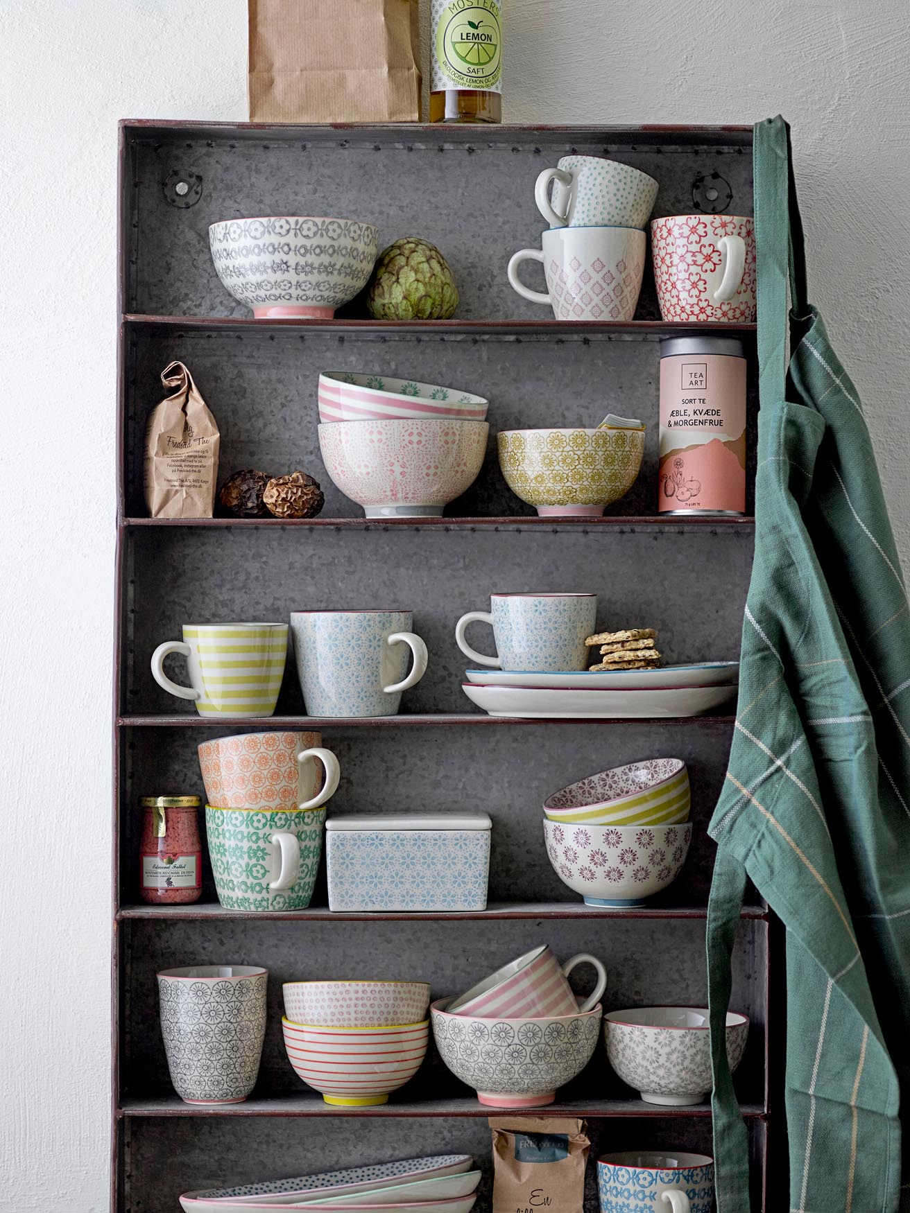 Die Cécile Schale von Bloomingville: Elegantes Steingut in Rosa und Grau, vielseitig, langlebig, spülmaschinenfest, skandinavisches Design.