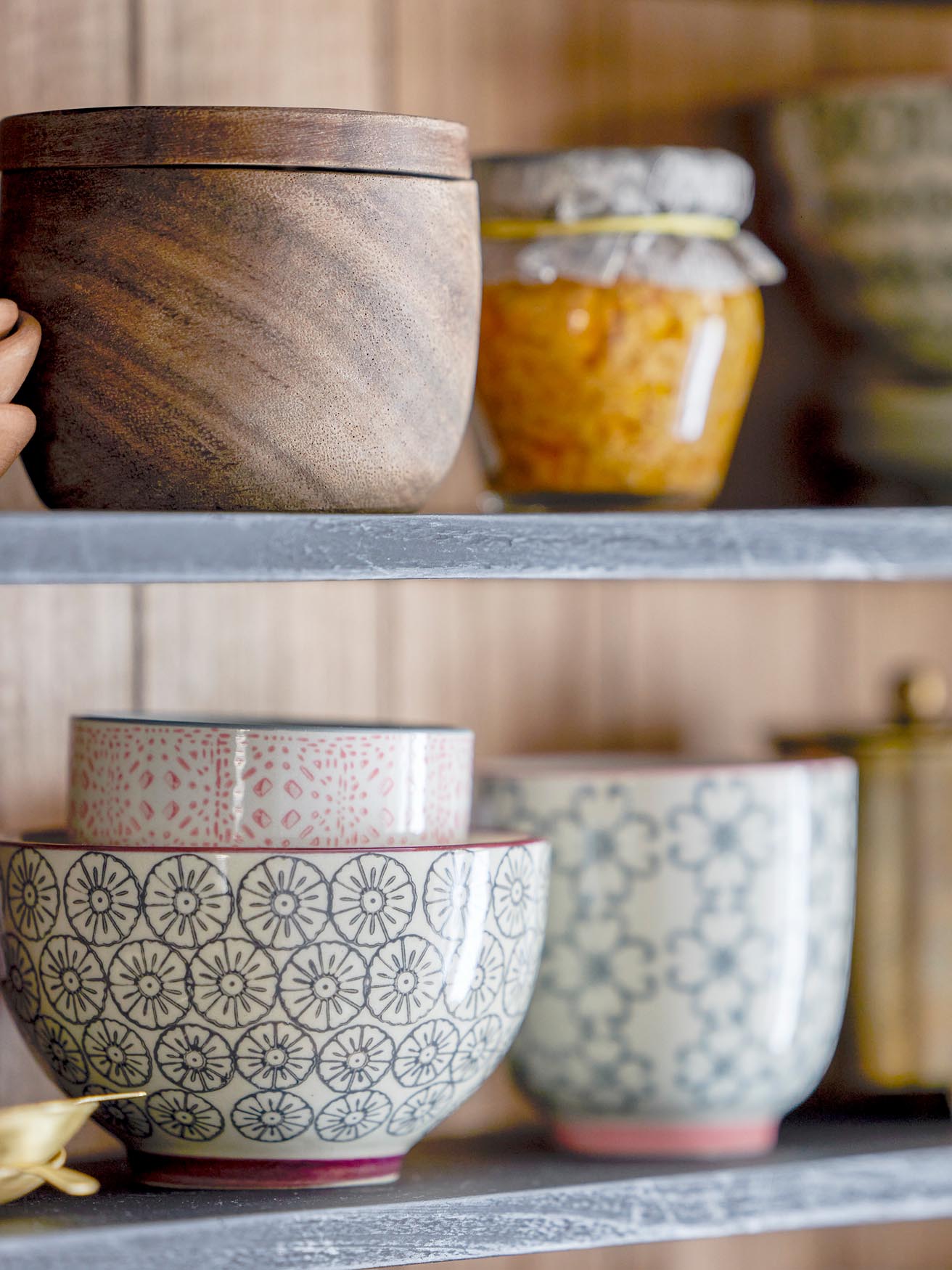 Die Karine Schale von Bloomingville aus grünem Steingut besticht durch ihr stilvolles Design und ihre hochwertige Verarbeitung.