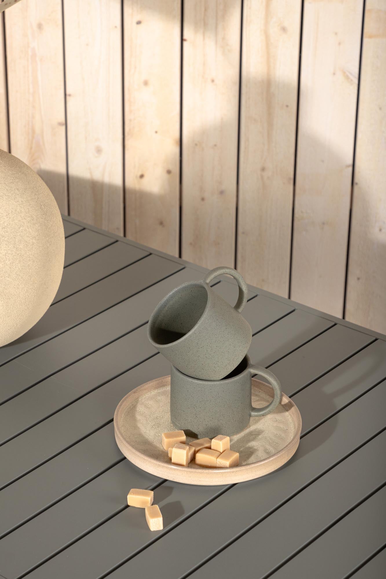 Moderner Copacabana Outdoor-Tisch von Venture Home für stilvolle Gärten.