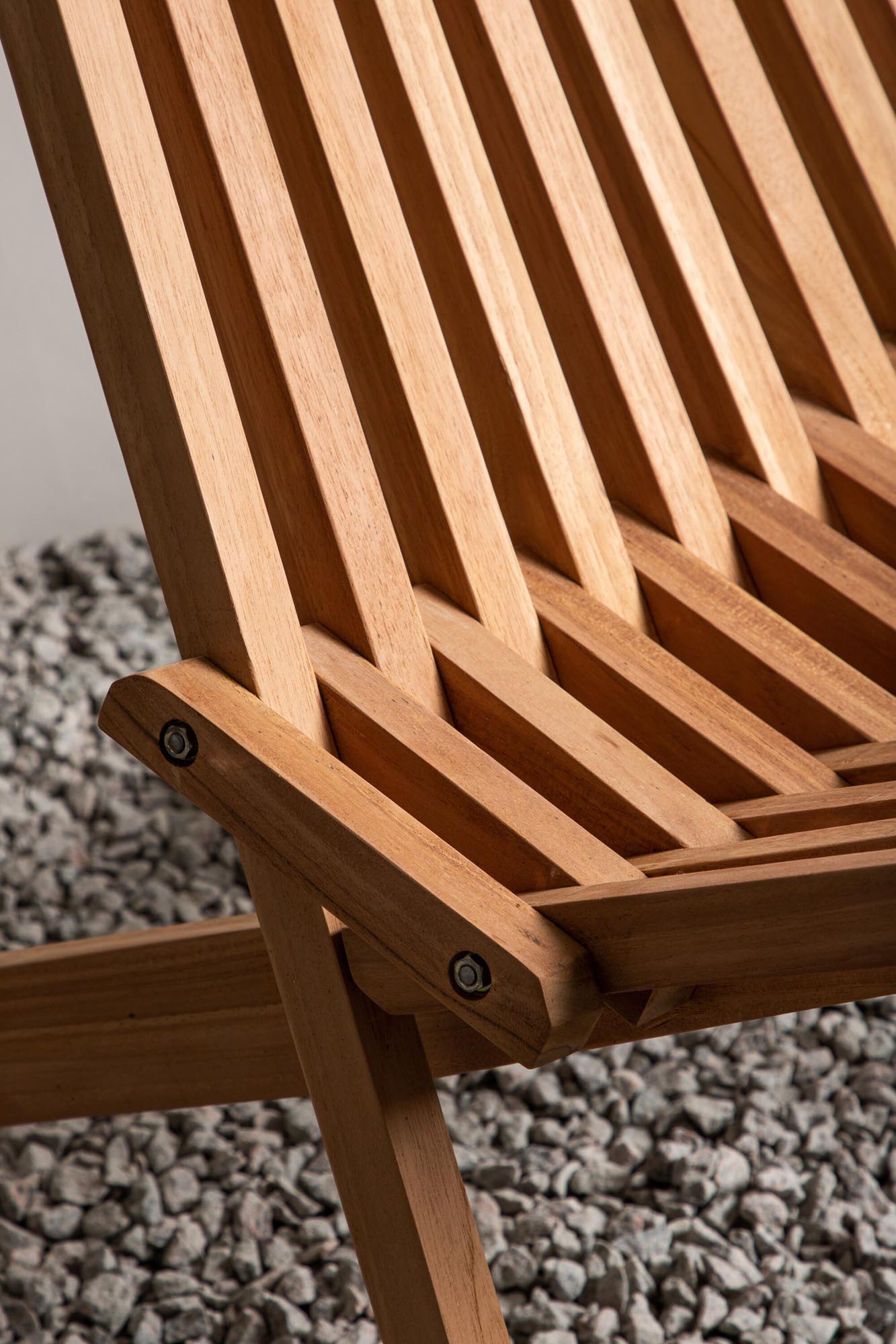 Eleganter Kenya Lounge Chair von Venture Home aus hochwertigem Teakholz. Ideal für stilvolle Entspannung im Freien.