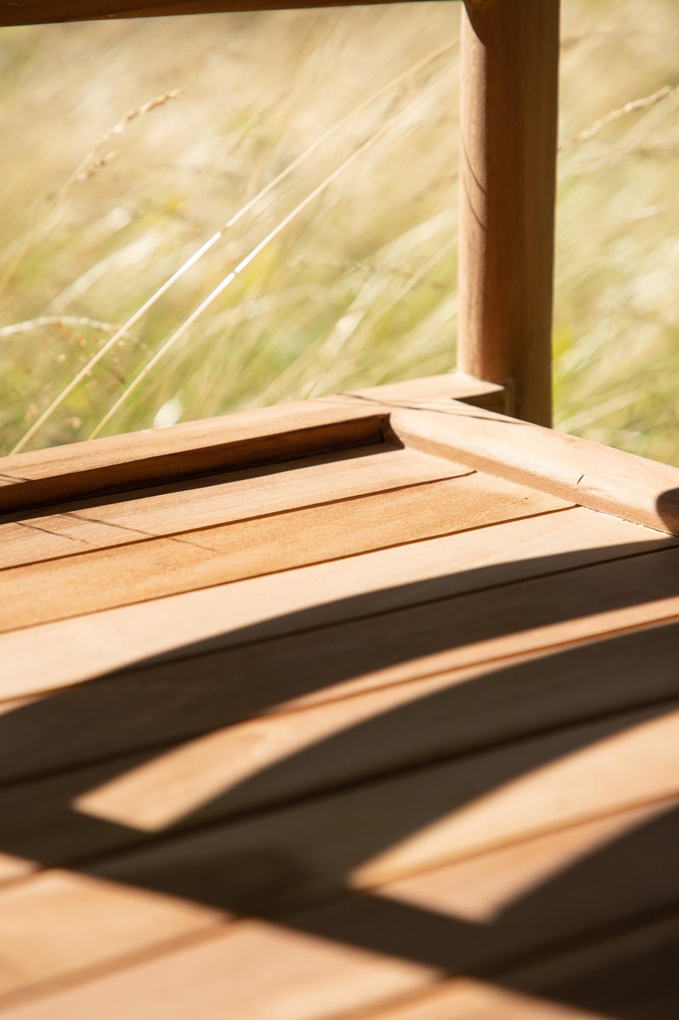 Entdecken Sie den Kenya Stuhl von Venture Home – ein eleganter, ergonomischer Gartenstuhl aus hochwertigem Teakholz, ideal für entspannte Momente im Freien.