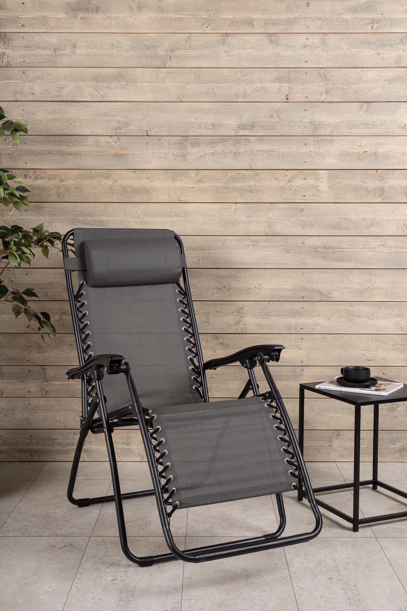 Die Melker Sun Lounge von Venture Home bietet stilvolles Design und Komfort, perfekt für entspannte Stunden im Freien.