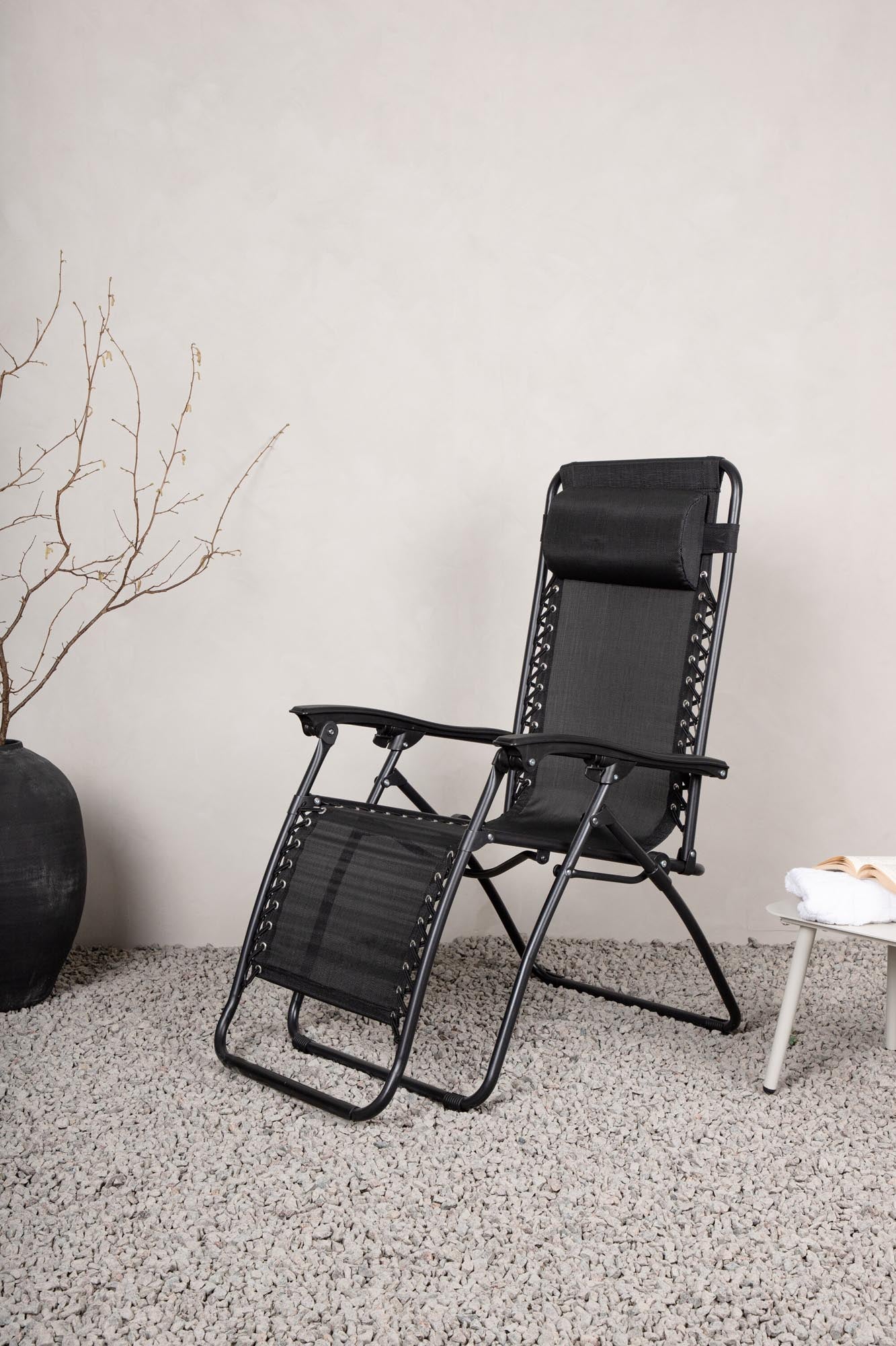 Eleganter Liegestuhl für stilvolle Entspannung im Freien, robust, pflegeleicht und ergonomisch verstellbar.