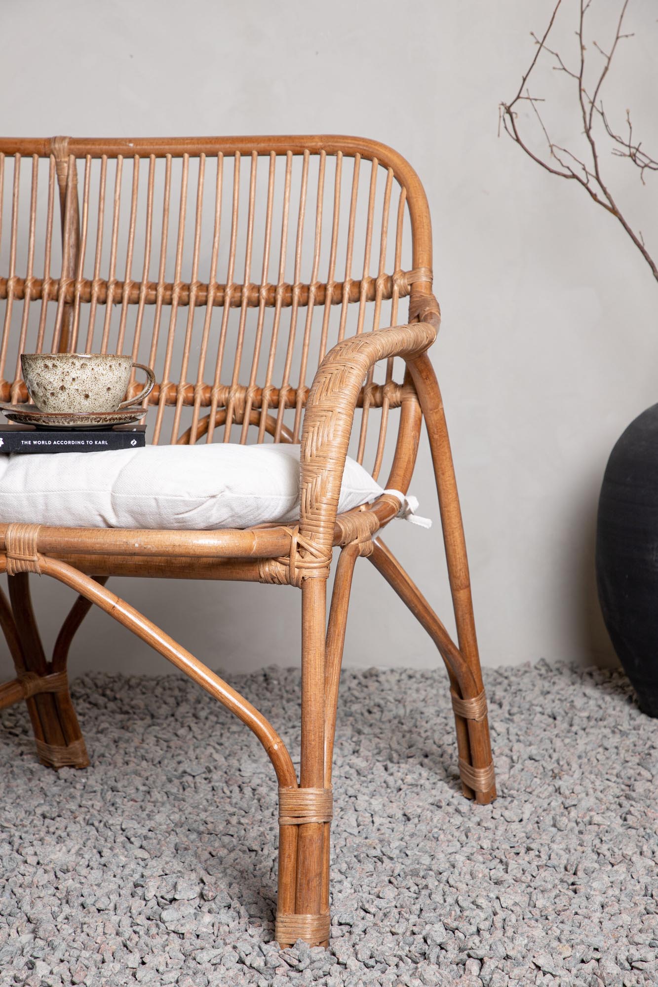 Stilvolles Nella Sofa von Venture Home aus langlebigem Rattan.