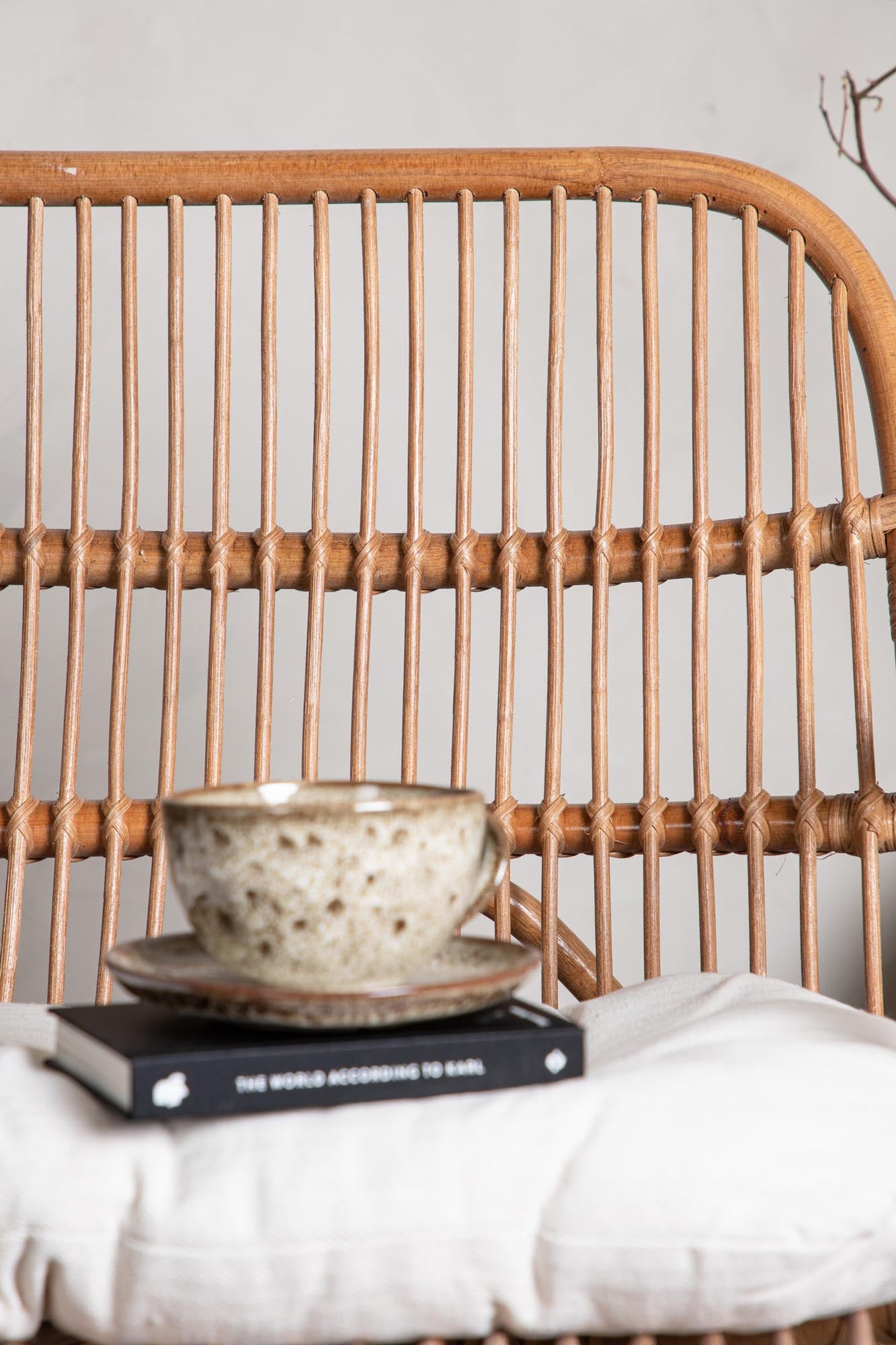 Elegantes Nella Sofa von Venture Home: Hochwertiges Rattan, komfortable Kissen und vielseitig einsetzbar für jeden Außenbereich.