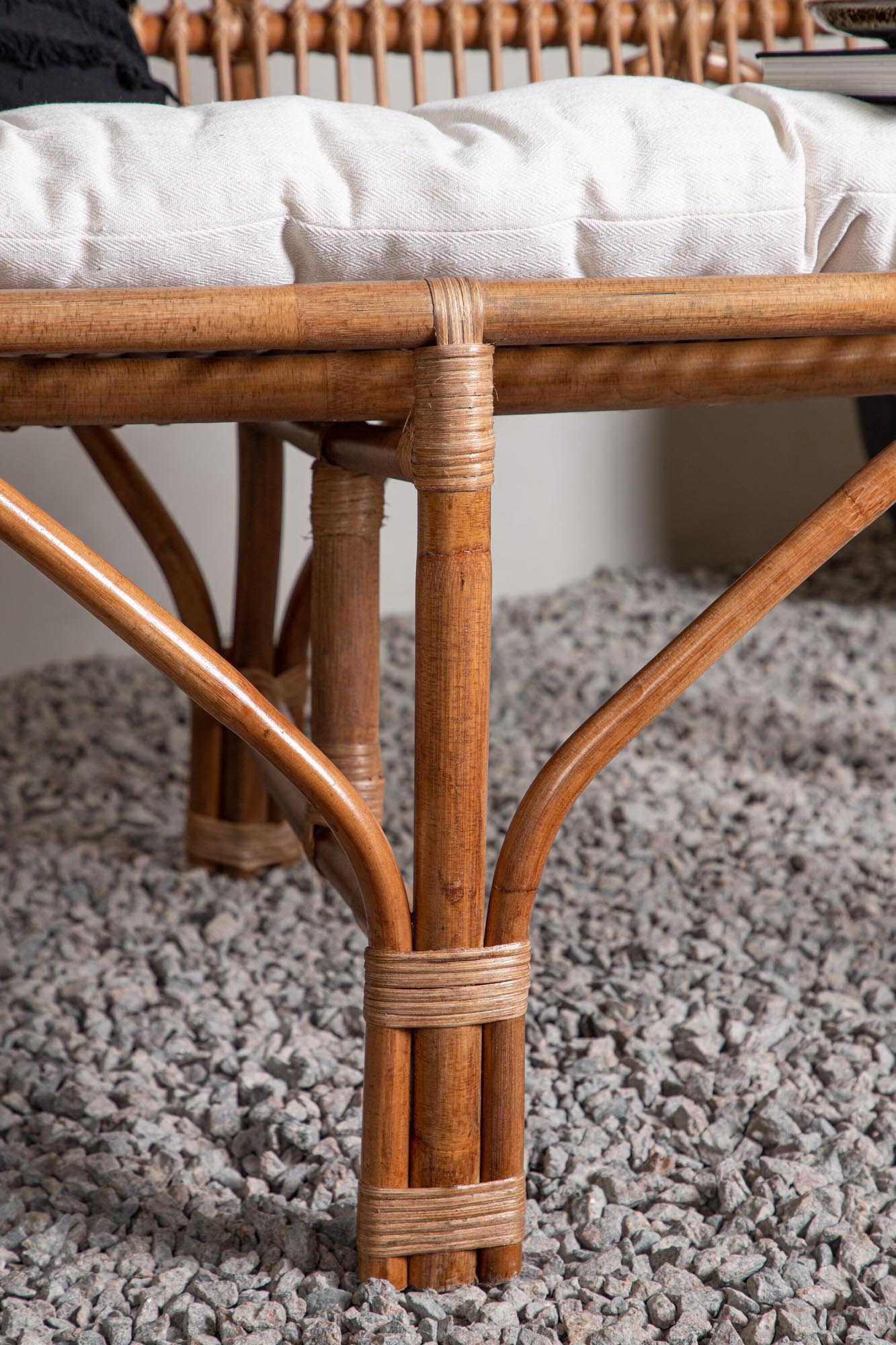 Entdecken Sie das stilvolle Nella Sofa von Venture Home: Langlebiges Rattan, elegante Kissen und ideal für jeden Garten oder Terrasse.