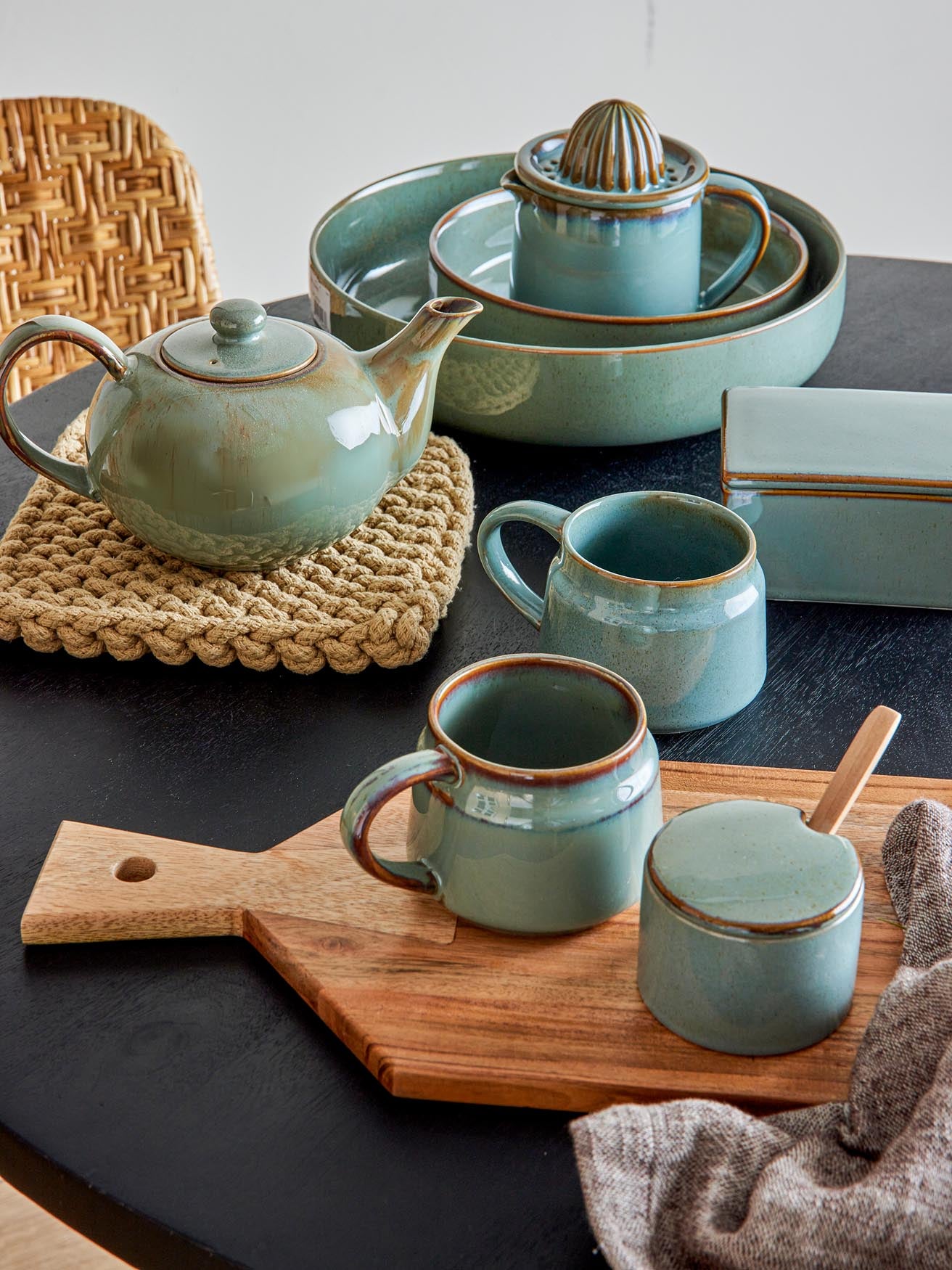 Eleganter Pixie Saucepan in frischem Grün von Bloomingville. Hergestellt aus hitzebeständigem Steingut, ideal zum Servieren von Saucen und Beilagen.