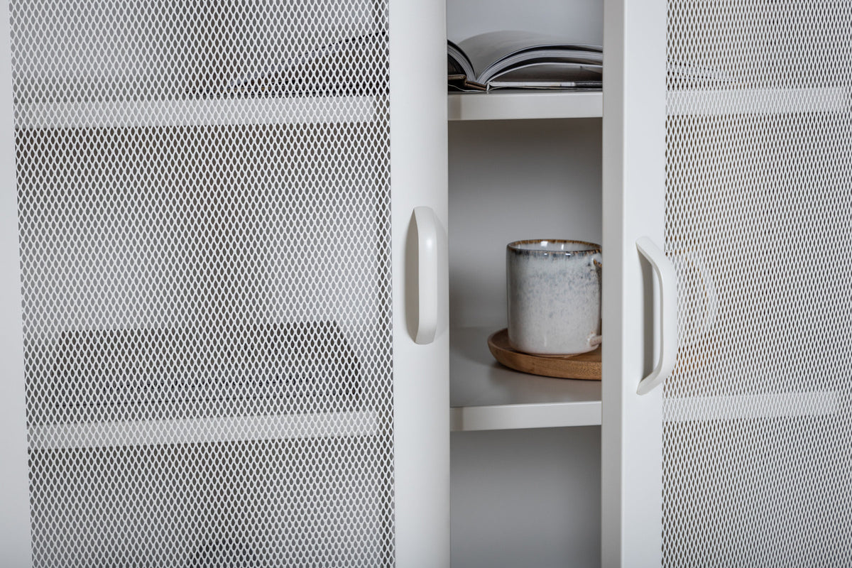 Misha Cabinet in Weiss präsentiert im Onlineshop von KAQTU Design AG. Cabinet ist von Venture Home