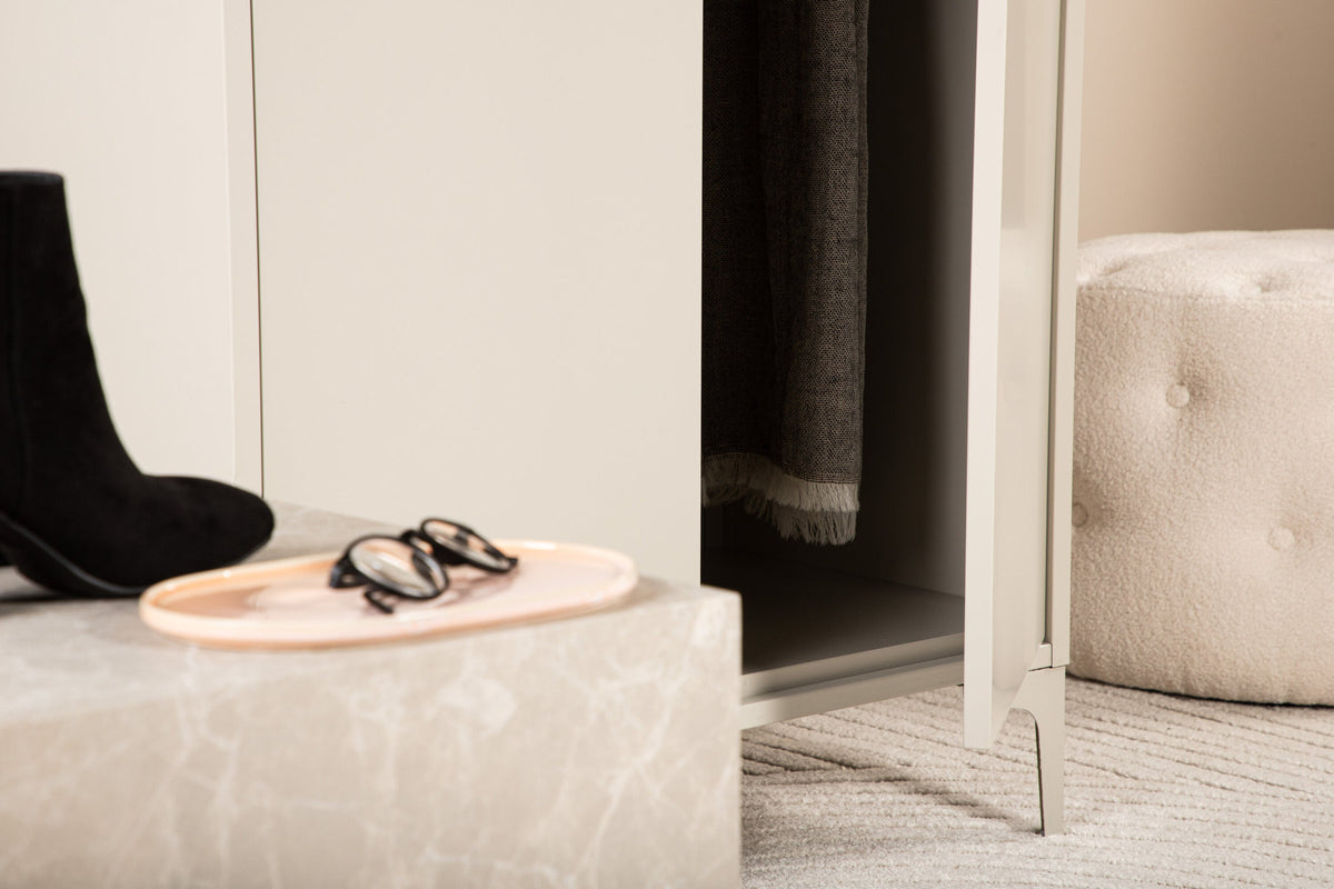 Piring Wardrobe in Beige präsentiert im Onlineshop von KAQTU Design AG. Drehtürenschrank ist von Venture Home