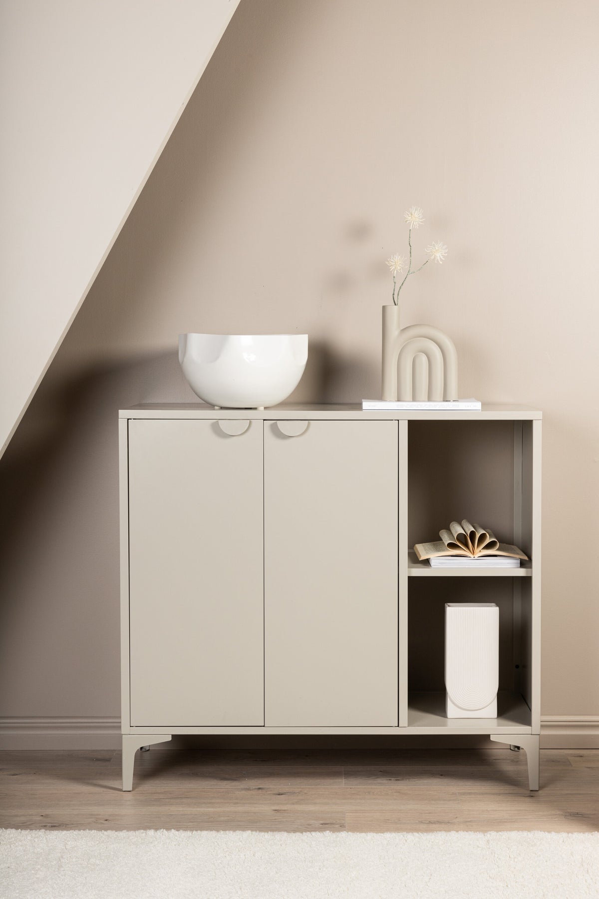 Piring Cabinet in Beige präsentiert im Onlineshop von KAQTU Design AG. Cabinet ist von Venture Home
