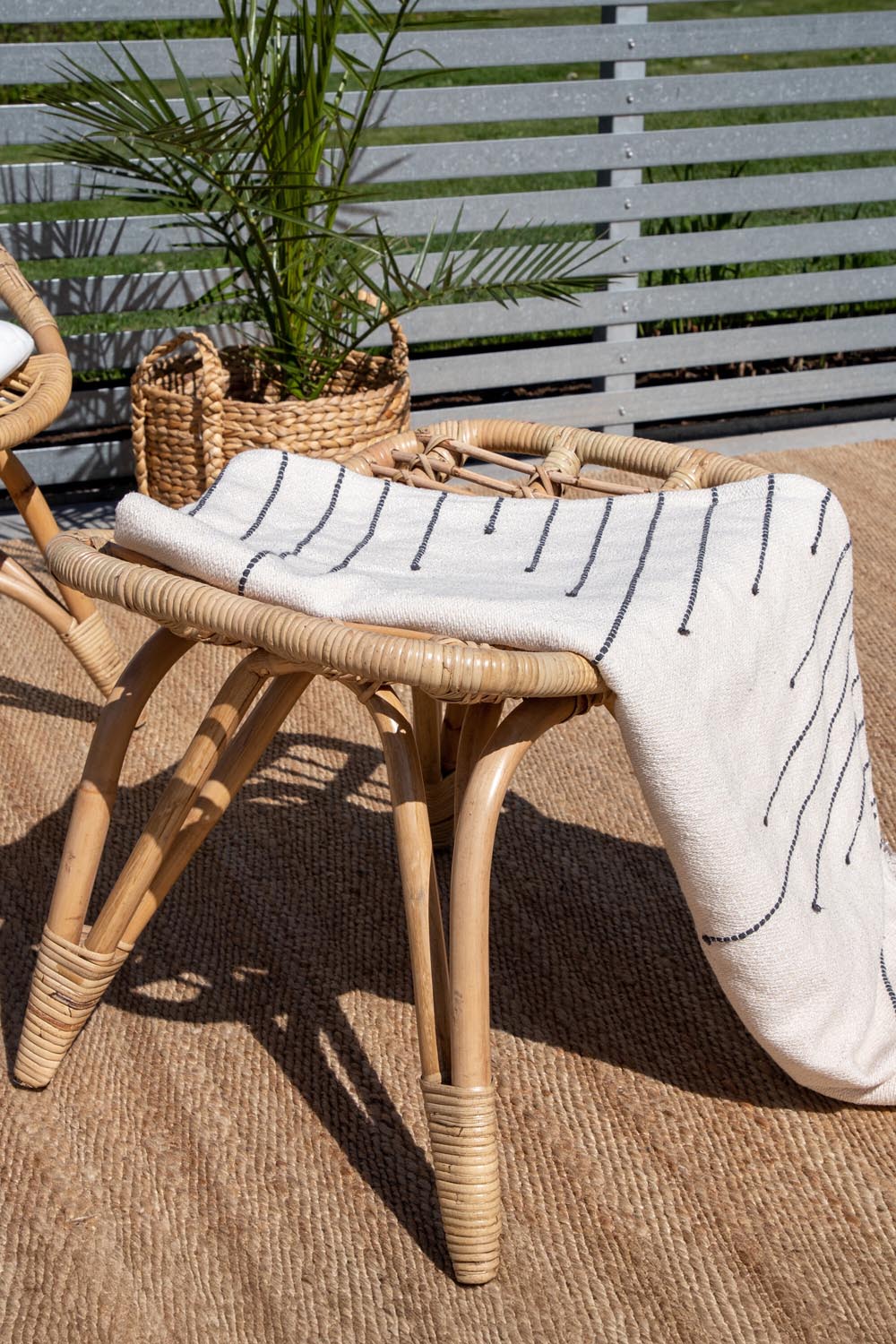 Ella Loungestuhl in Offwhite präsentiert im Onlineshop von KAQTU Design AG. Outdoor-Sessel ist von Venture Home