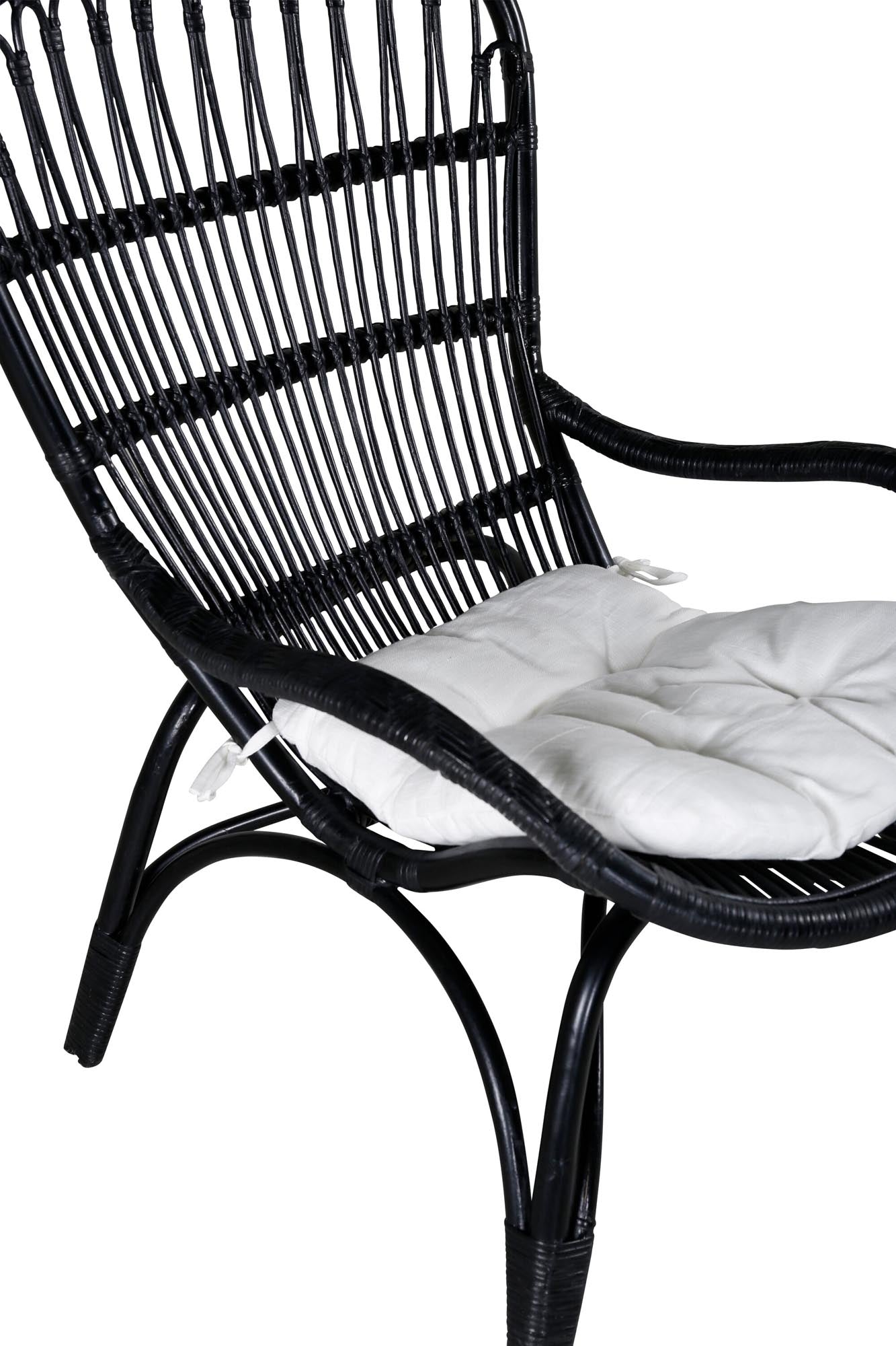 Der Ella Lounge Stuhl von Venture Home vereint elegantes Rattan-Design mit hohem Sitzkomfort und ist perfekt für entspannte Stunden im Freien.