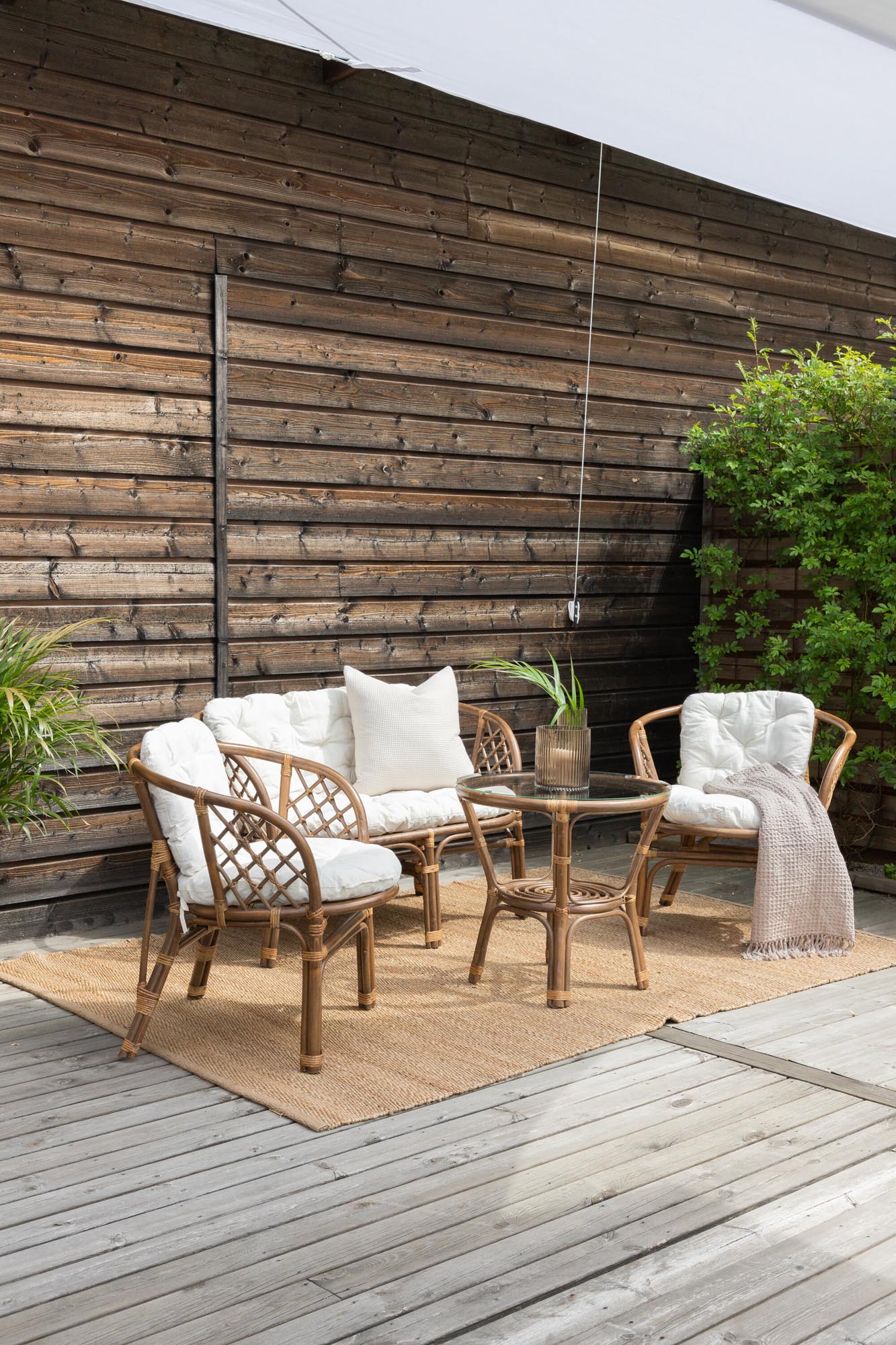 Das Wera Loungeset von Venture Home kombiniert modernes Design mit Komfort, ideal für gemütliche Momente im Garten oder auf der Terrasse.