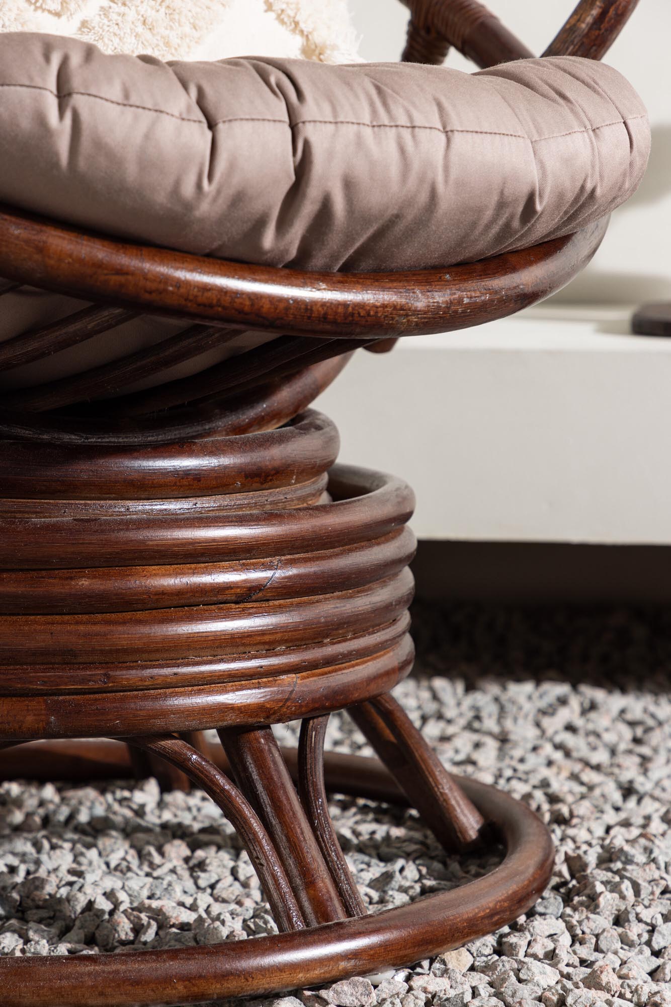 Eleganter Schaukel-Loungesessel von Venture Home, ideal für Entspannung, mit modernem Design und erstklassiger Qualität.