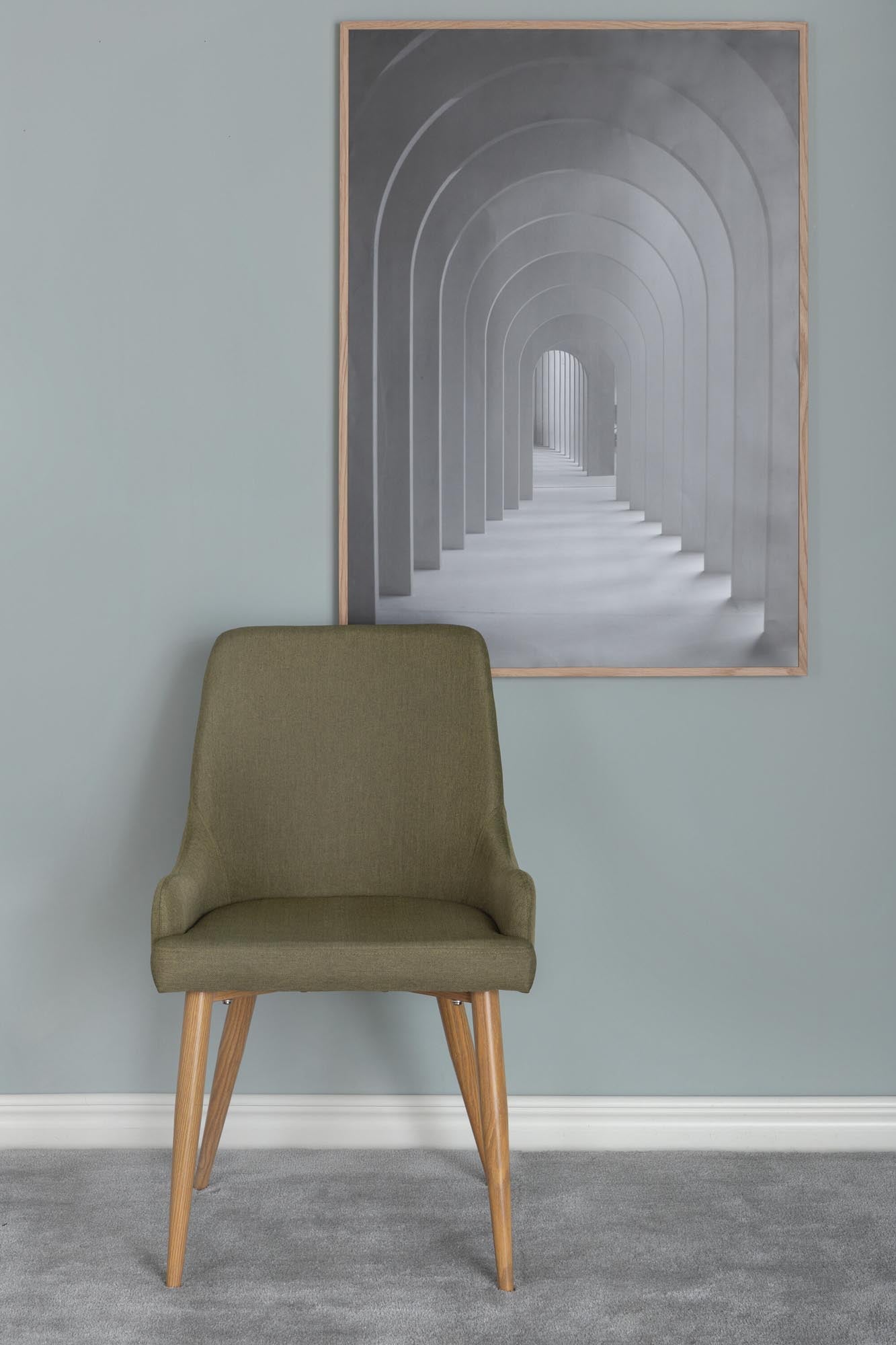 Verleihen Sie Ihrem Essbereich mit dem Plaza Stuhl von Venture Home einen modernen Akzent! Bequeme Polsterung und stilvolles Design vereinen sich hier.