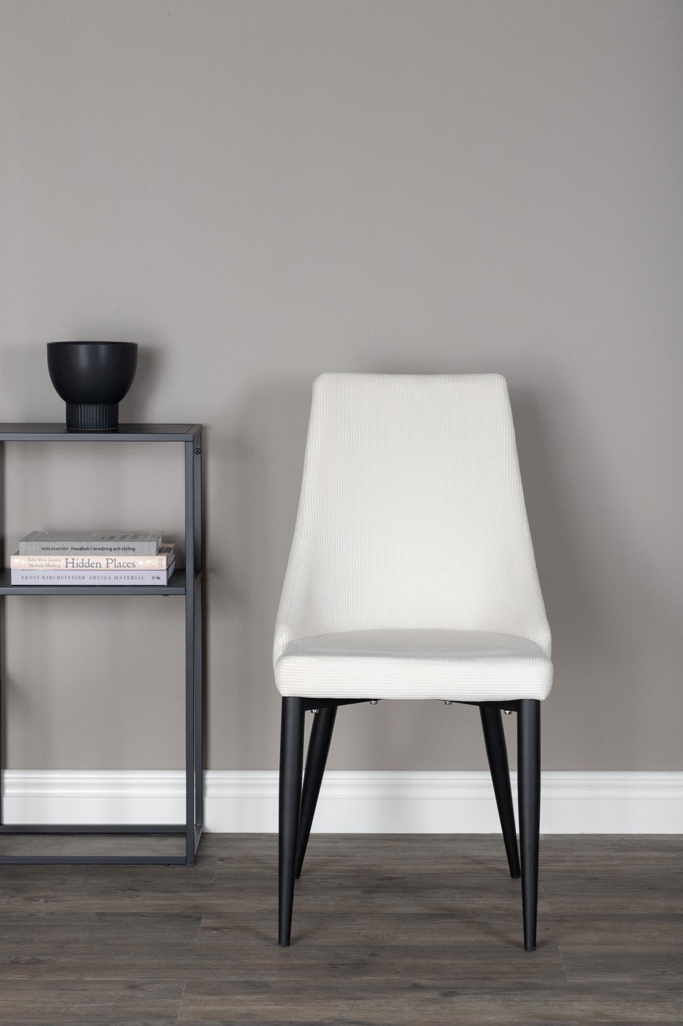 Der Leone Stuhl von Venture Home vereint elegantes Design und hohen Komfort. Mit weichem Manchester-Stoff und stabilen Metallbeinen ist er perfekt für jedes Esszimmer.