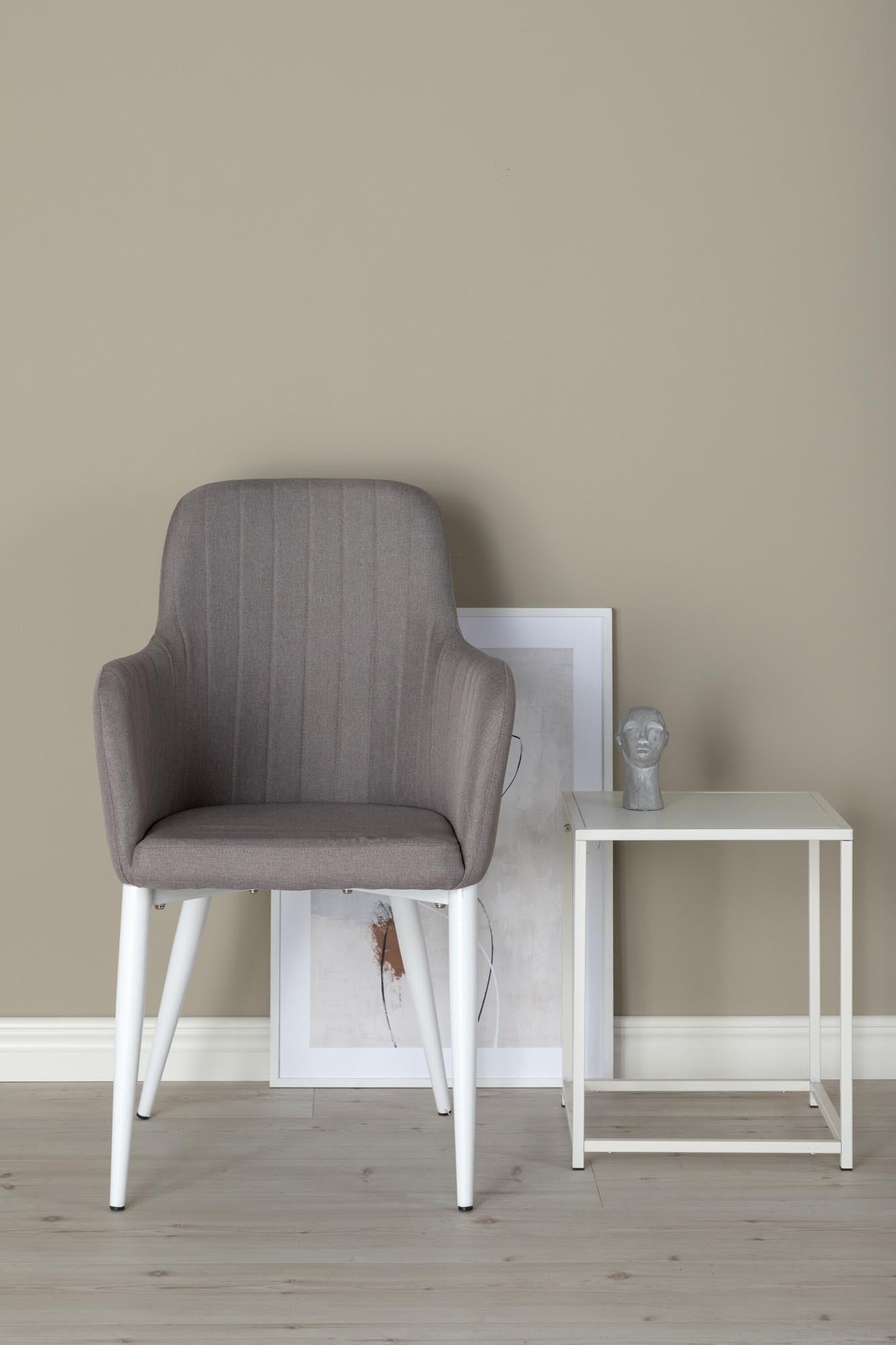 Entdecken Sie den Comfort Stuhl von Venture Home: Stilvoller Esszimmerstuhl mit robuster Metallkonstruktion und hohem Sitzkomfort.