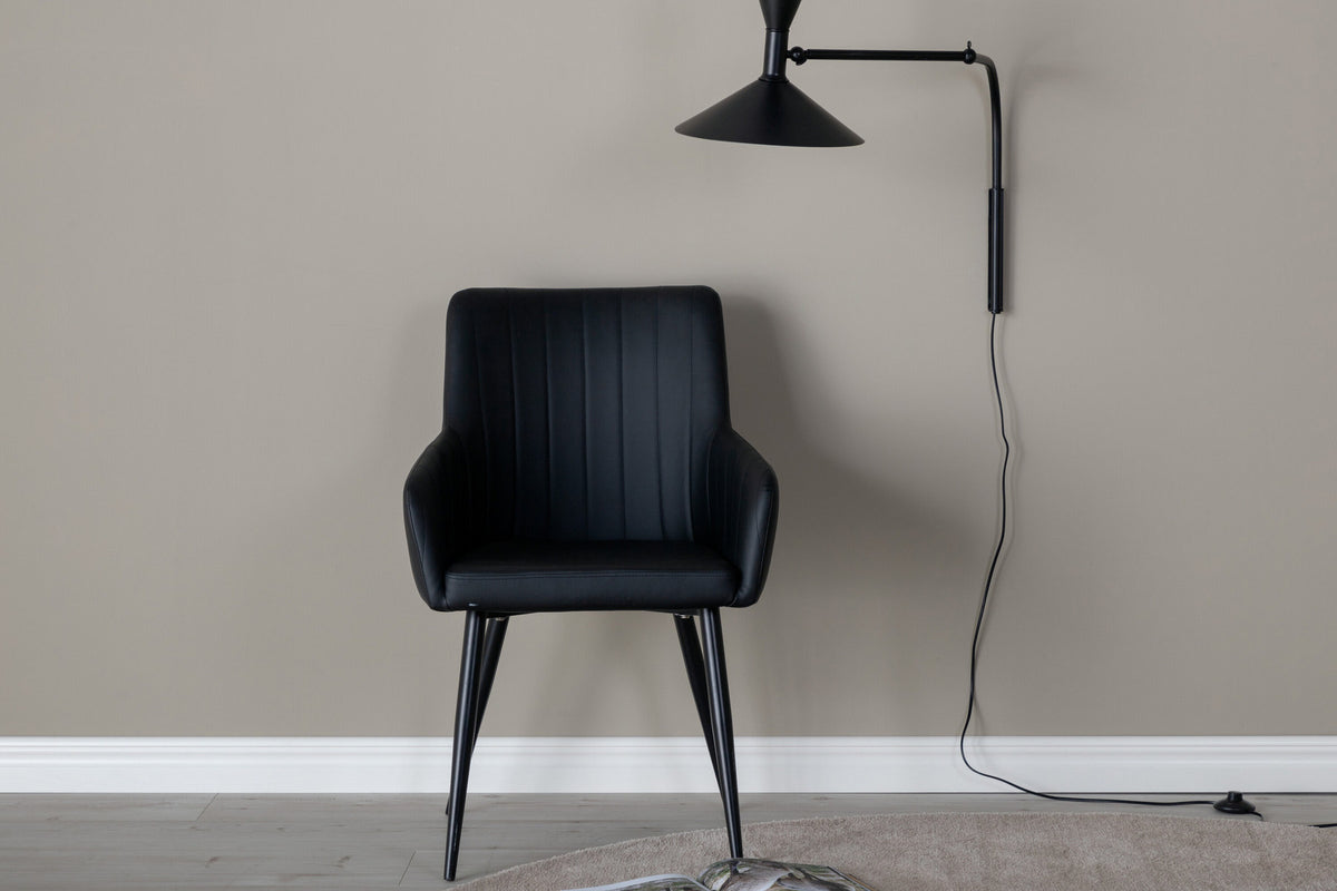 Comfort Stuhl in Schwarz präsentiert im Onlineshop von KAQTU Design AG. Stuhl mit Armlehne ist von Venture Home