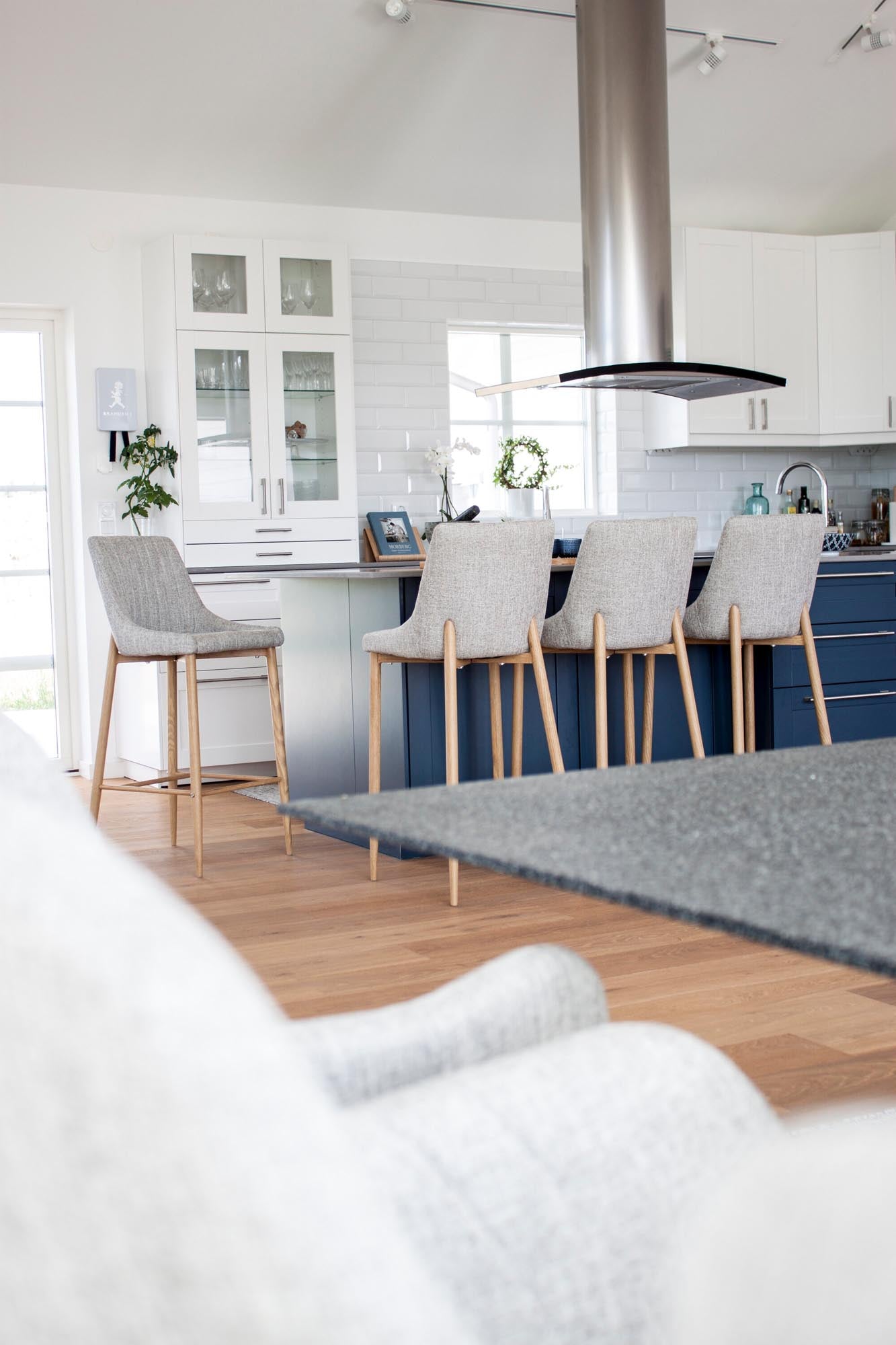 Plaza Barstuhl in Hellgrau präsentiert im Onlineshop von KAQTU Design AG. Barstuhl ist von Venture Home