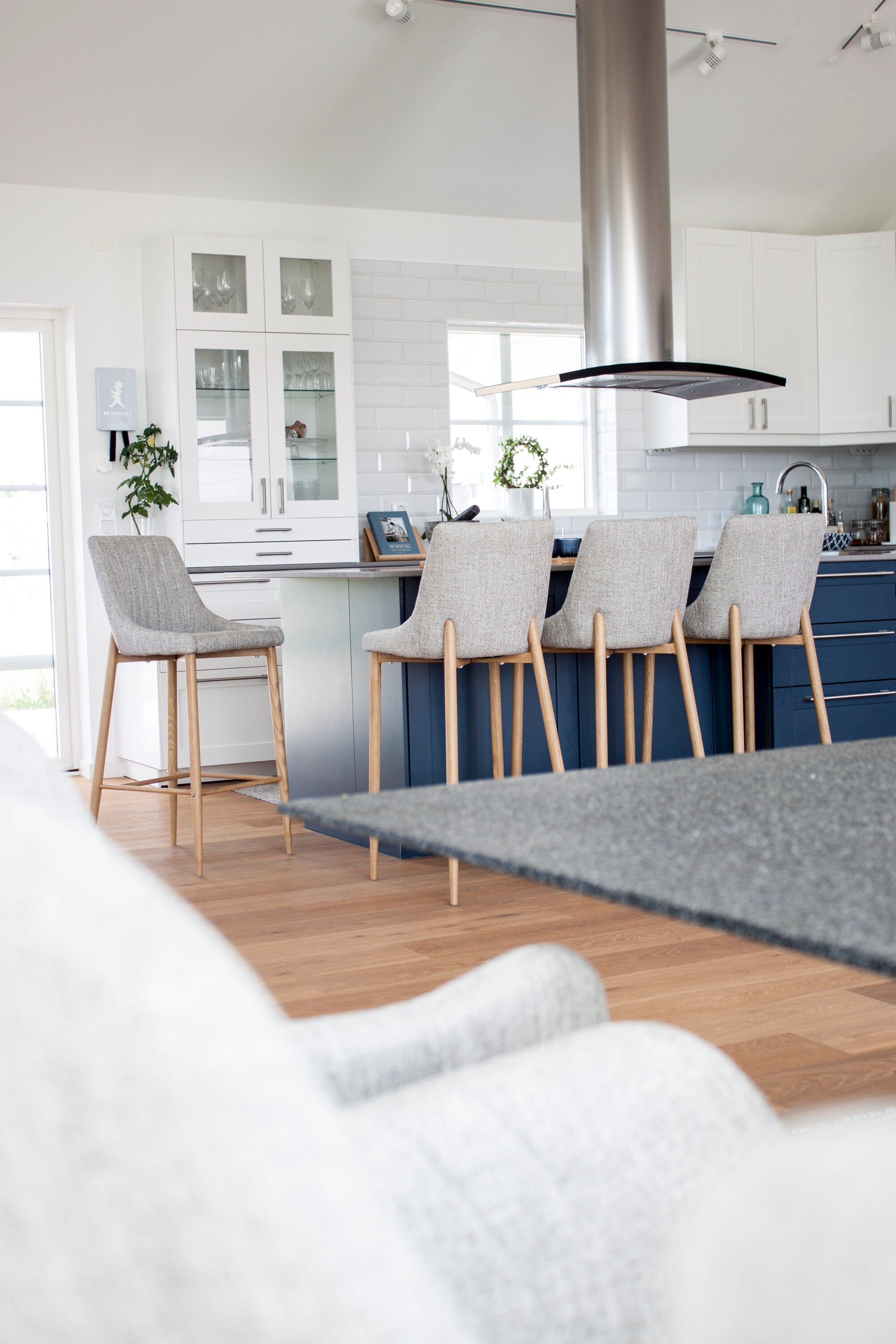 Plaza Barstuhl in Hellgrau präsentiert im Onlineshop von KAQTU Design AG. Barstuhl ist von Venture Home