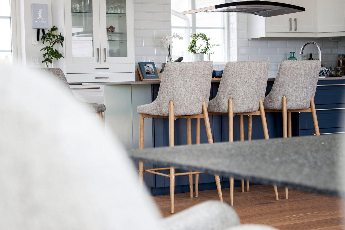 Plaza Barstuhl in Hellgrau präsentiert im Onlineshop von KAQTU Design AG. Barstuhl ist von Venture Home