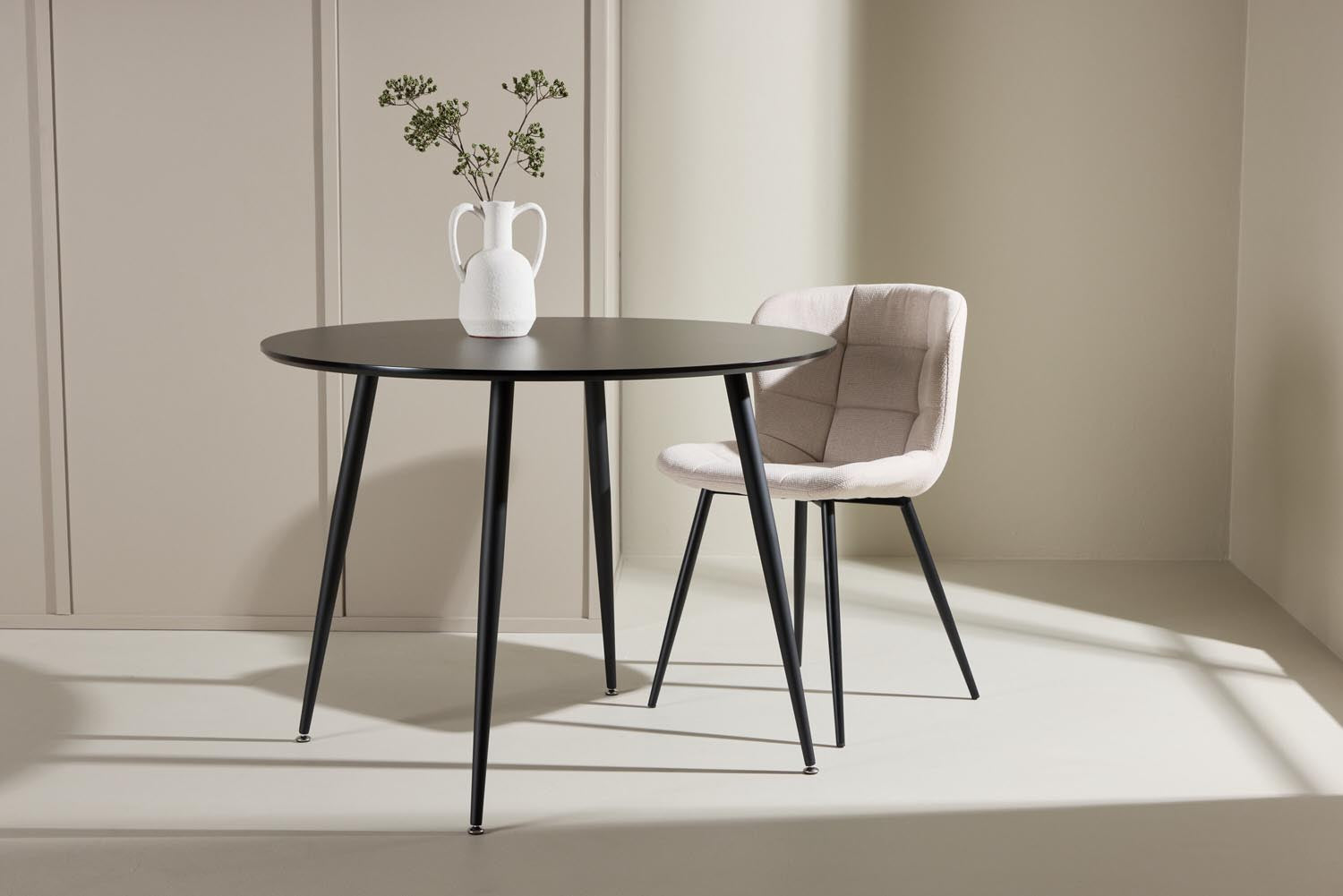 Plaza Tisch von Venture Home: Moderner Esstisch aus robustem Stahl, ideal für drinnen und draußen, vereint Design und Funktionalität.