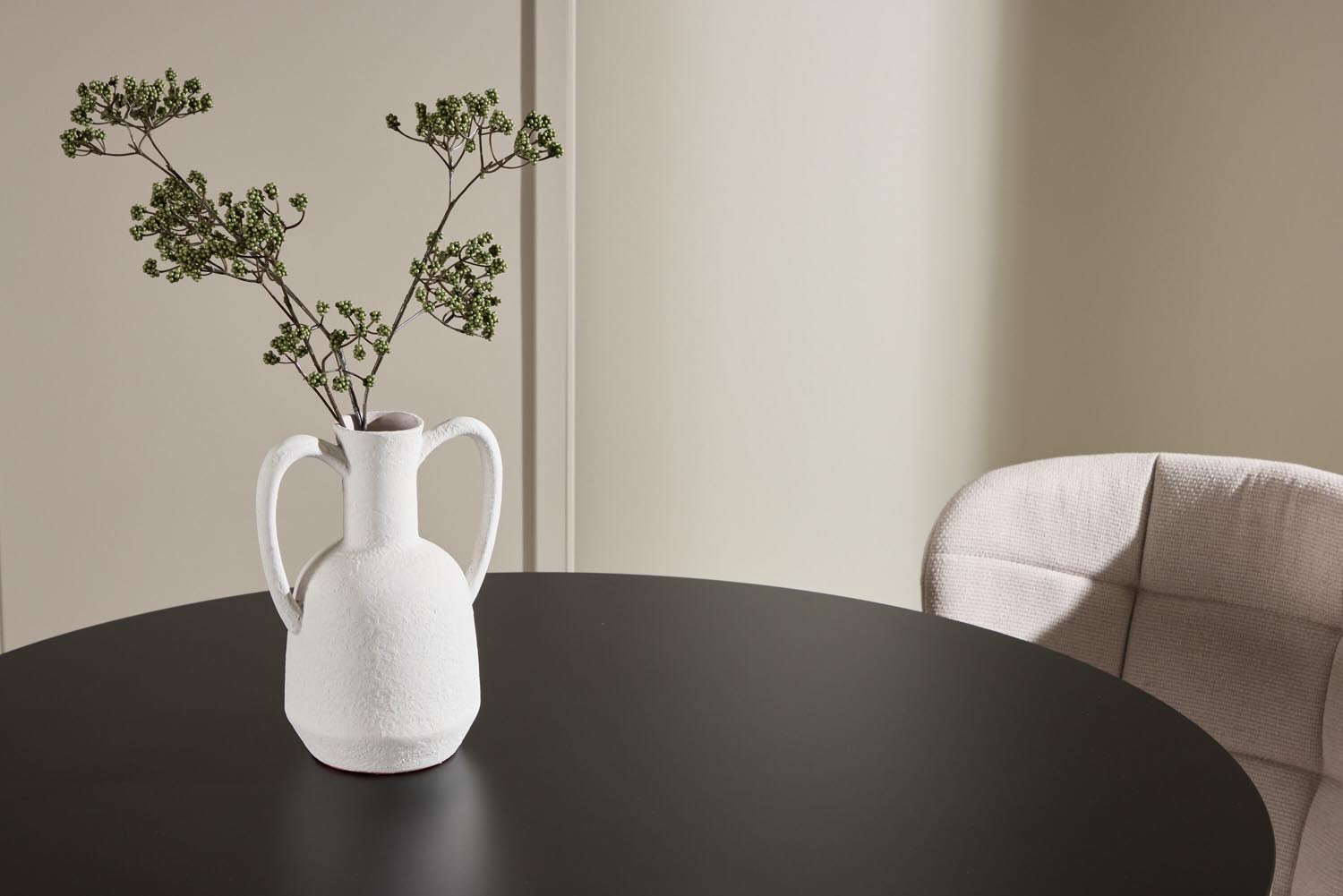 Plaza Tisch von Venture Home: Stilvoller Esstisch aus pulverbeschichtetem Stahl, pflegeleicht und vielseitig für jedes Zuhause.