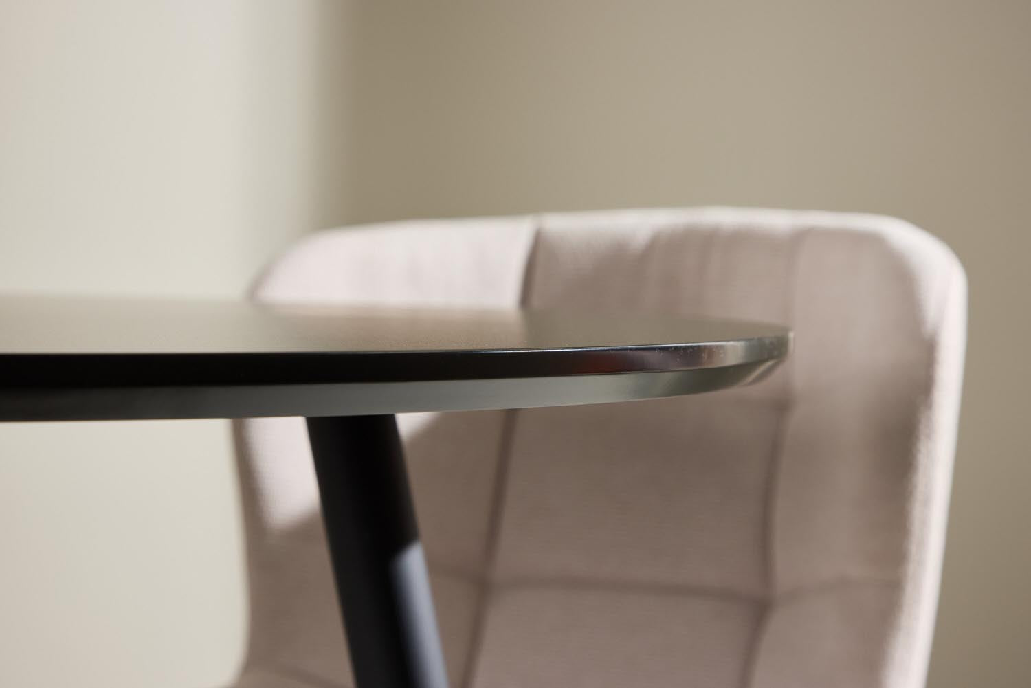 Plaza Tisch von Venture Home: Moderner Esstisch aus robustem Stahl, ideal für drinnen und draußen, minimalistisch und pflegeleicht.