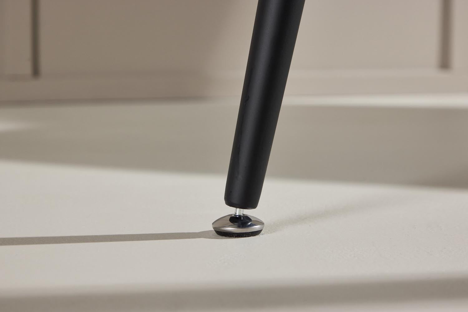 Plaza Tisch von Venture Home: Stilvoller Esstisch aus pulverbeschichtetem Stahl, perfekt für jedes Zuhause, langlebig und vielseitig einsetzbar.