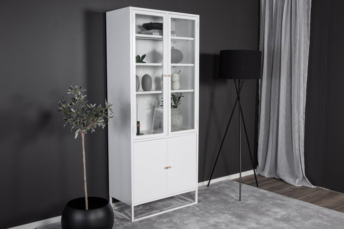 Bakal Cabinet von Venture Home, weisser Schrank aus Stahl mit zwei Glastüren oben und zwei geschlossenen Türen unten.