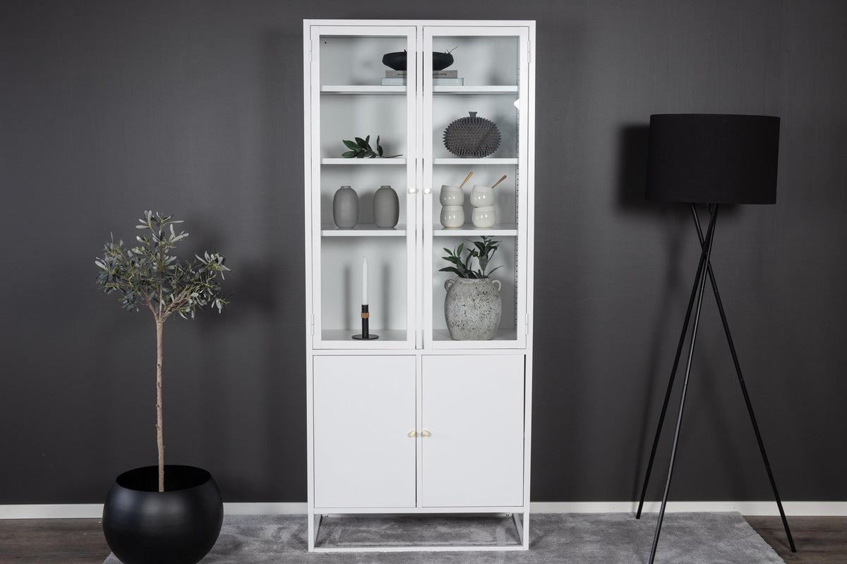 Bakal Cabinet von Venture Home, weisser Schrank aus Stahl mit zwei Glastüren oben und zwei geschlossenen Türen unten.
