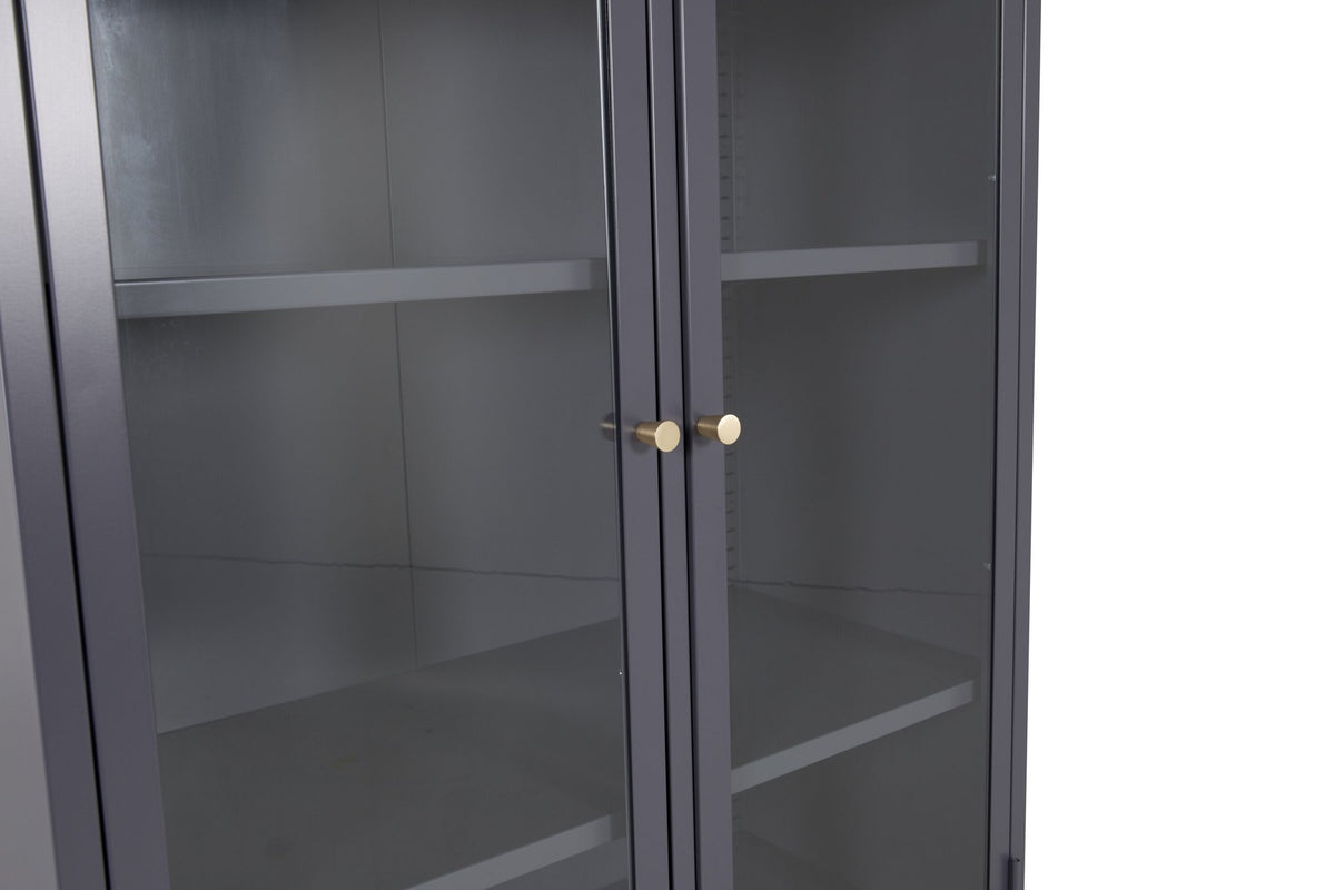 Bakal Cabinet von Venture Home, weisser Schrank aus Stahl mit zwei Glastüren oben und zwei geschlossenen Türen unten.