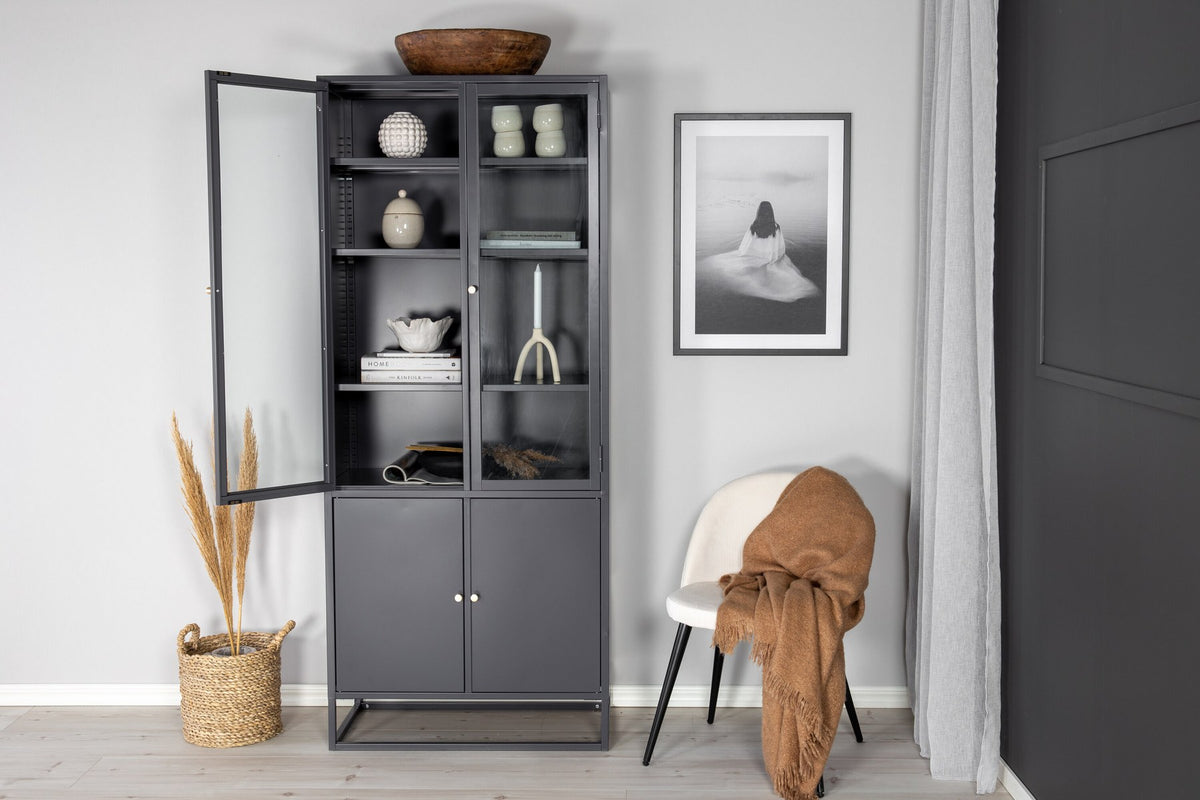 Bakal Cabinet von Venture Home, weisser Schrank aus Stahl mit zwei Glastüren oben und zwei geschlossenen Türen unten.