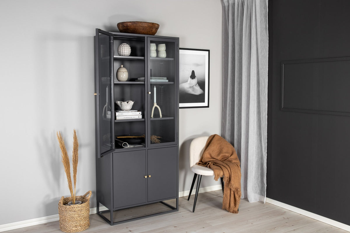 Bakal Cabinet von Venture Home, weisser Schrank aus Stahl mit zwei Glastüren oben und zwei geschlossenen Türen unten.