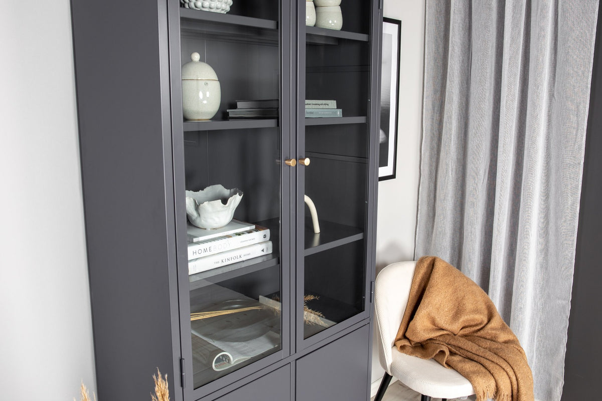 Bakal Cabinet von Venture Home, weisser Schrank aus Stahl mit zwei Glastüren oben und zwei geschlossenen Türen unten.