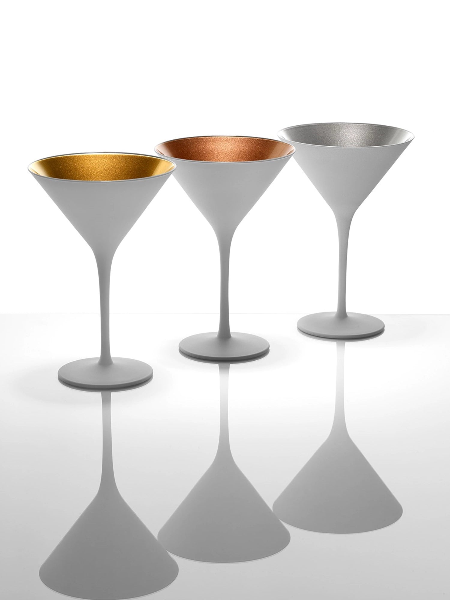 Stölzle 6er Set Cocktailschalen in Weiß und Gold, 240ml, perfekt für festliche Cocktails und elegante Tischdekorationen.