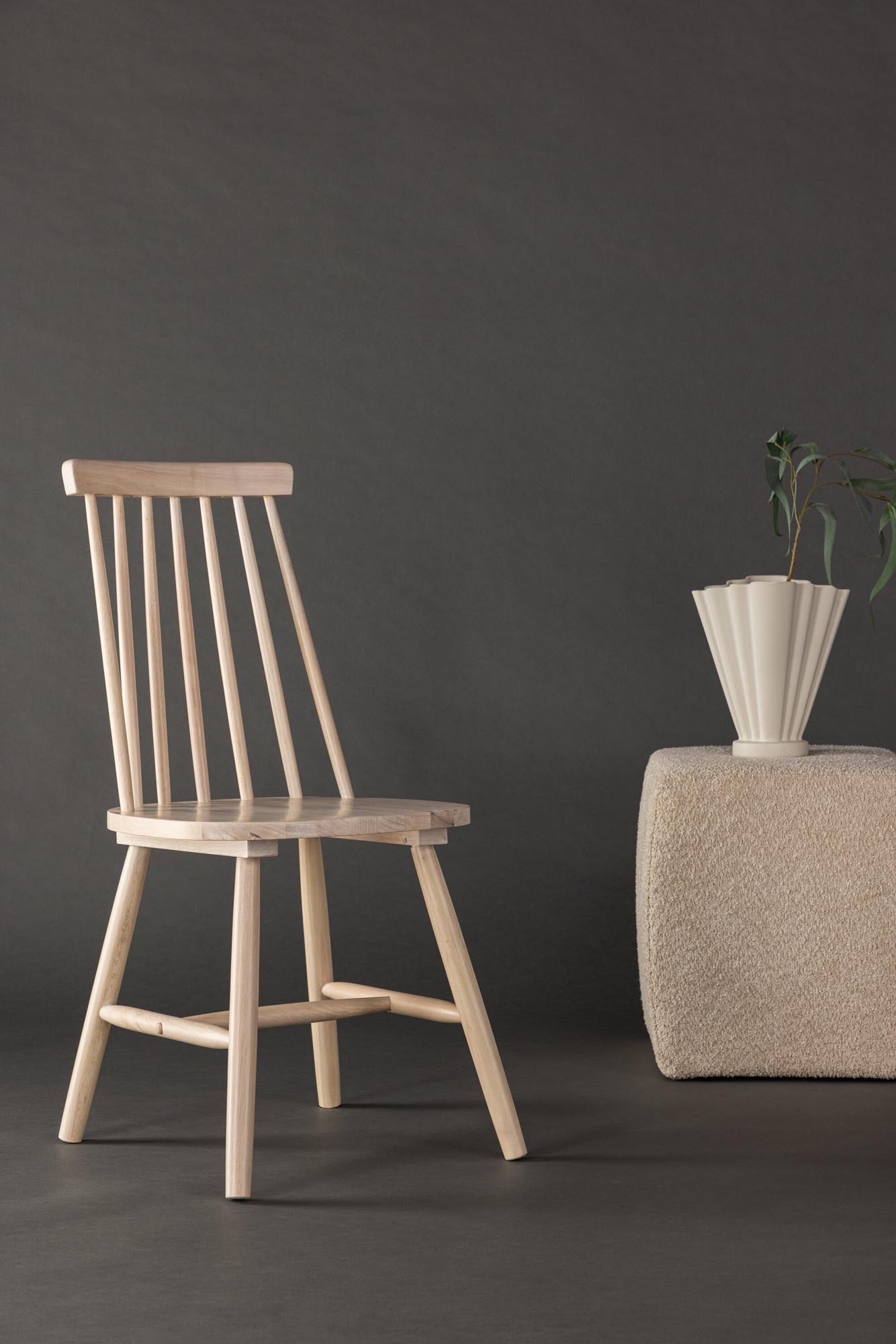 Lönneberga Stuhl: Skandinavisches Design trifft auf modernen Komfort.