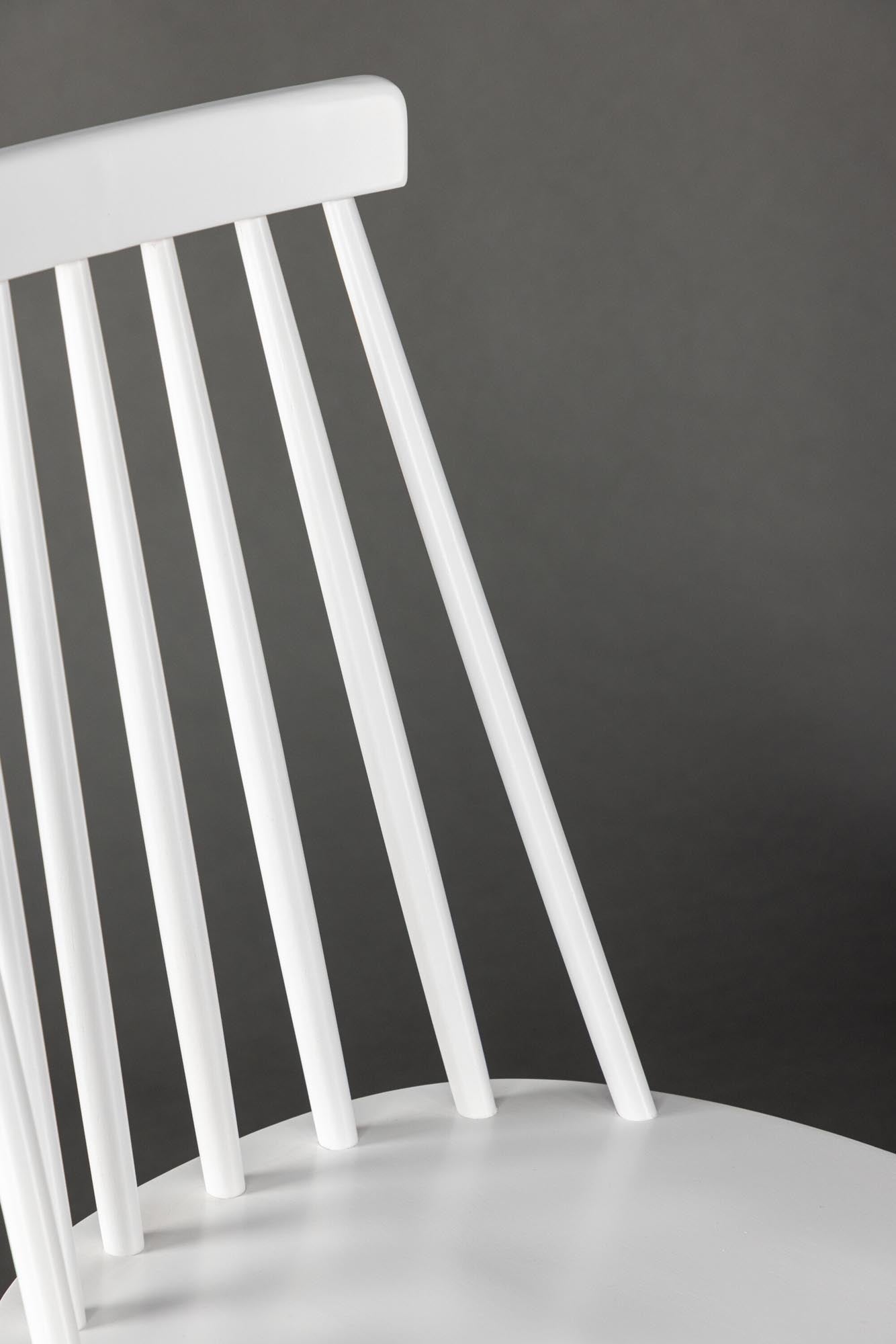 Lönneberga Esszimmerstuhl: Elegantes skandinavisches Design aus robustem Gummiholz für höchsten Sitzkomfort und Langlebigkeit.