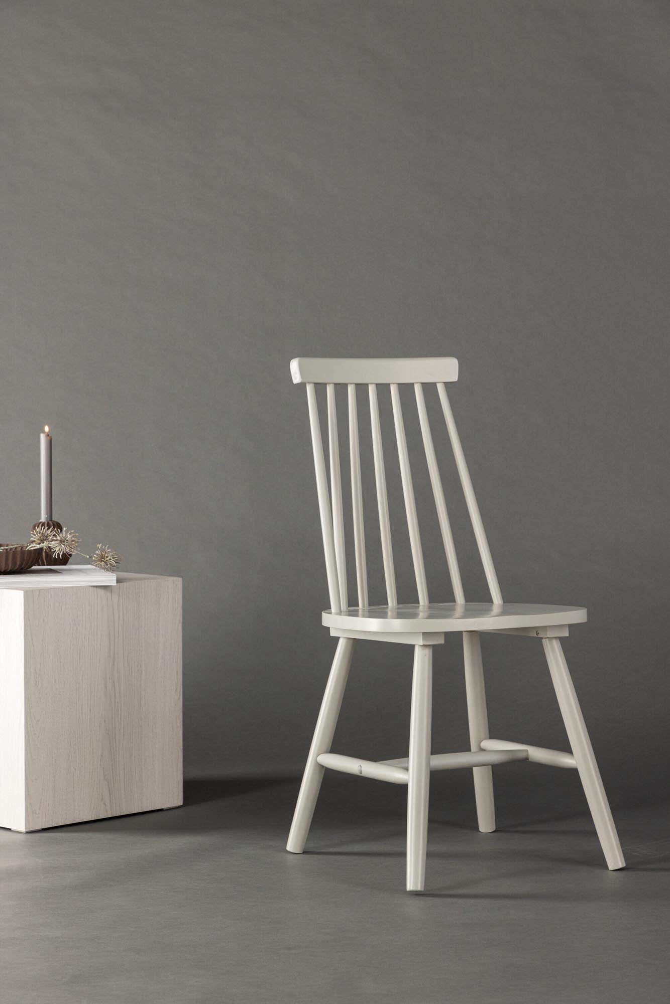 Lönneberga Stuhl: Eleganz und Funktionalität für Ihr Esszimmer.