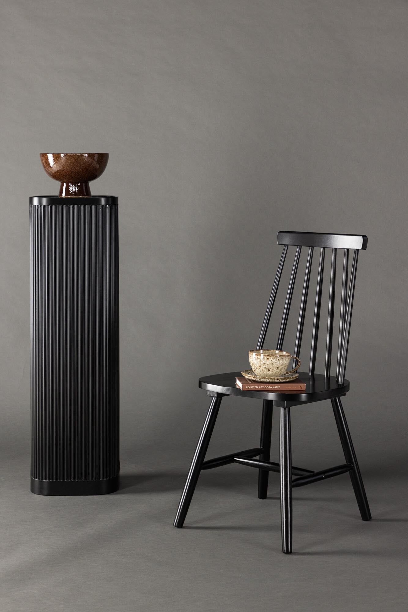 Entdecken Sie den Lönneberga Esszimmerstuhl von Venture Home: stilvolles skandinavisches Design, langlebiges Gummiholz, optimaler Sitzkomfort und pflegeleichte Oberfläche.