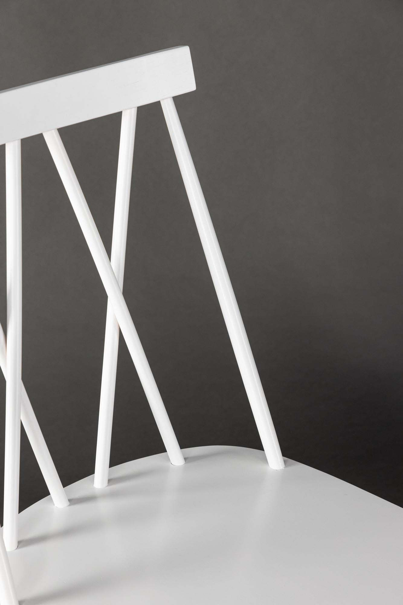 Erleben Sie den Mariette Esszimmerstuhl von Venture Home: Hochwertiges Gummibaumholz, ergonomisches Design und elegante schwarze Oberfläche für jeden Raum.