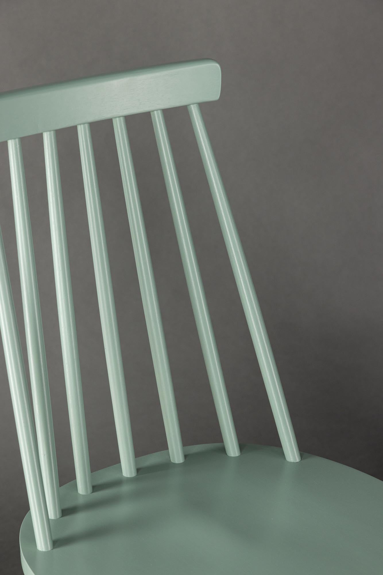 Entdecken Sie den Lönneberga Esszimmerstuhl von Venture Home: Stilvolles skandinavisches Design, langlebig und bequem für gesellige Abende.